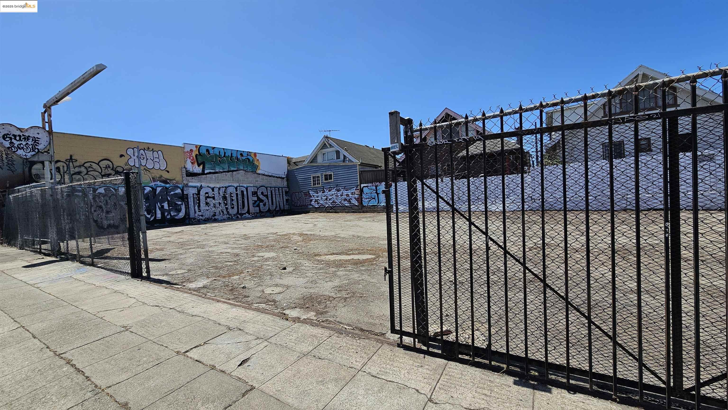 Detail Gallery Image 3 of 8 For 901 E 12th St, Oakland,  CA 94606 - – Beds | – Baths