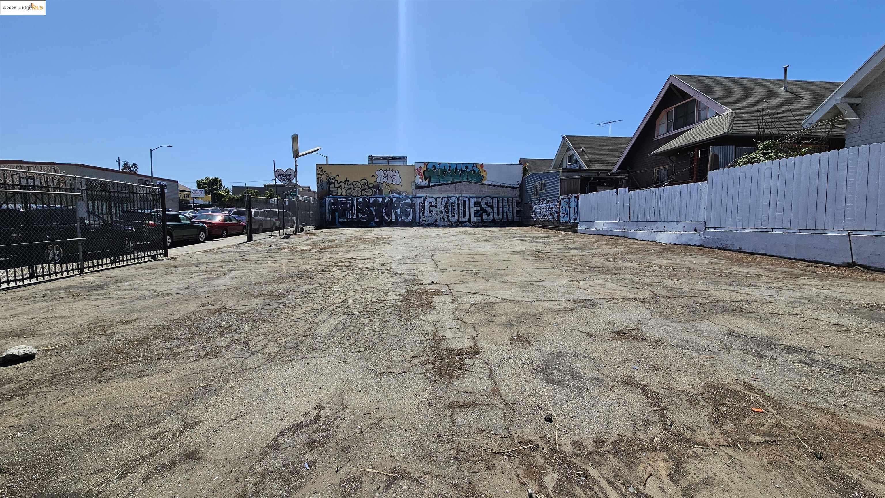 Detail Gallery Image 5 of 8 For 901 E 12th St, Oakland,  CA 94606 - – Beds | – Baths