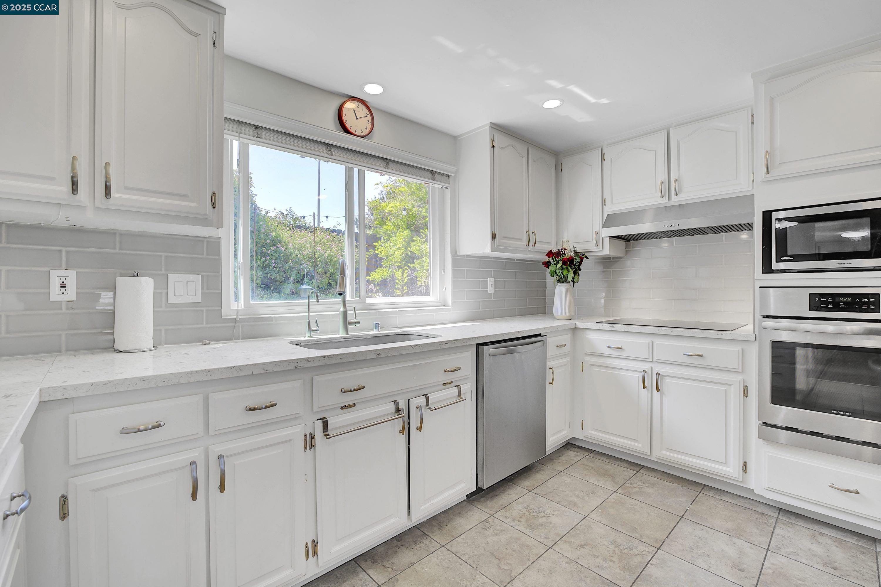 Detail Gallery Image 15 of 44 For 1112 Cardiff Ct, Antioch,  CA 94509 - 4 Beds | 2/1 Baths