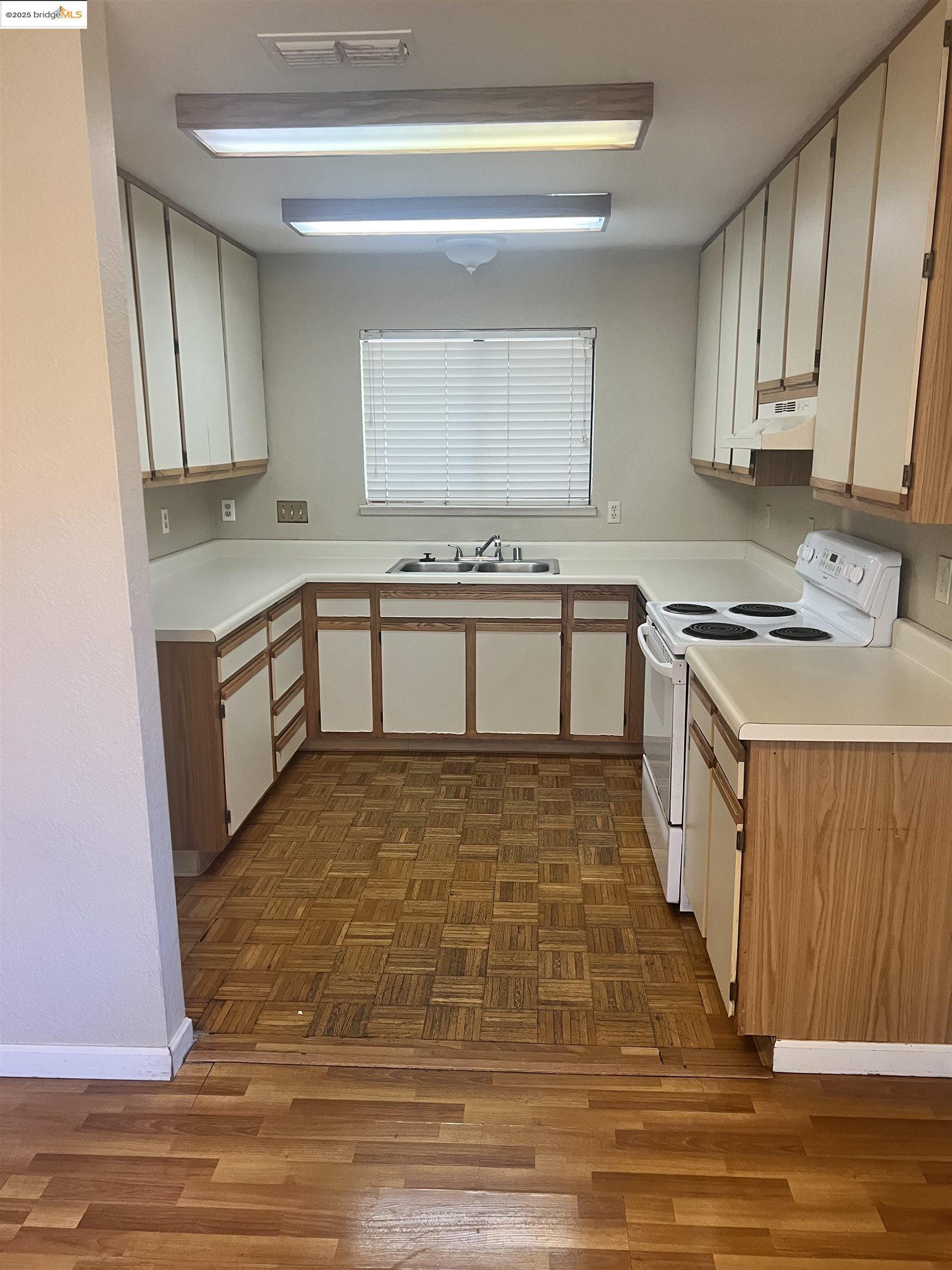 Detail Gallery Image 4 of 14 For 2270 Renwick Ln, Antioch,  CA 94509 - 2 Beds | 1 Baths