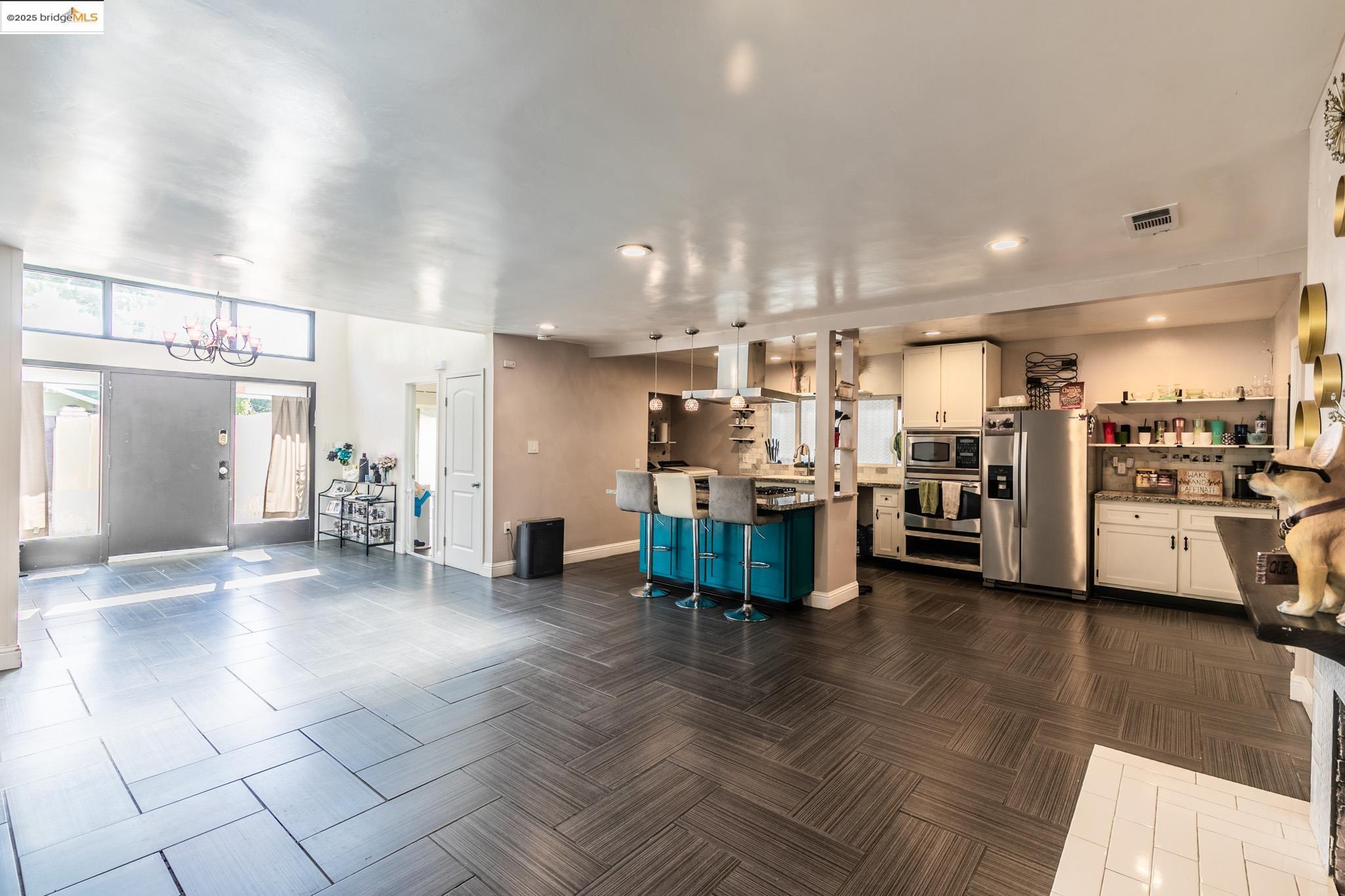 Detail Gallery Image 1 of 36 For 409 Johnson St, Modesto,  CA 95354 - 3 Beds | 2 Baths