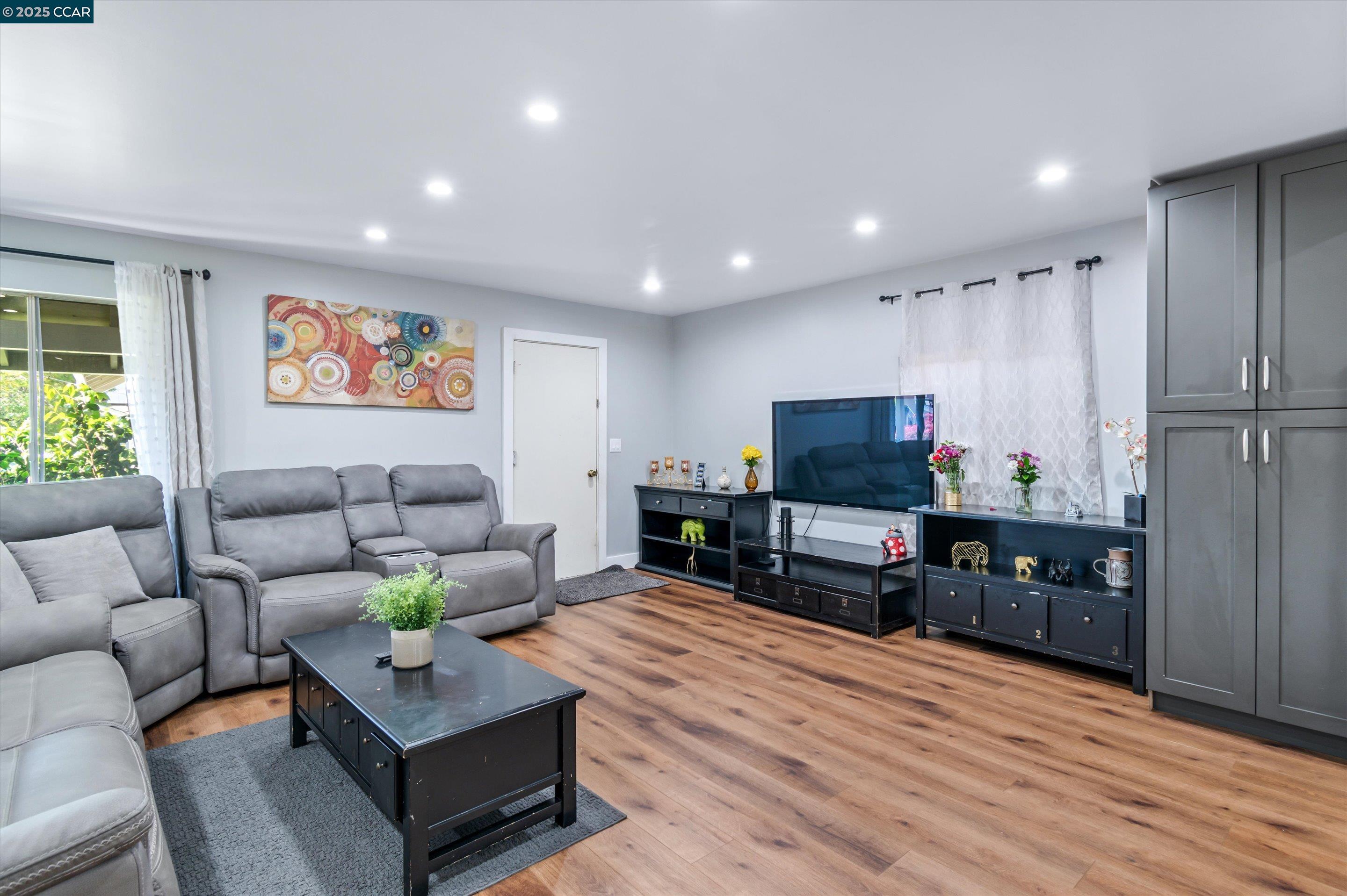 Detail Gallery Image 3 of 22 For 8037 Santa Barbara Dr, Rohnert Park,  CA 94928 - 3 Beds | 2 Baths
