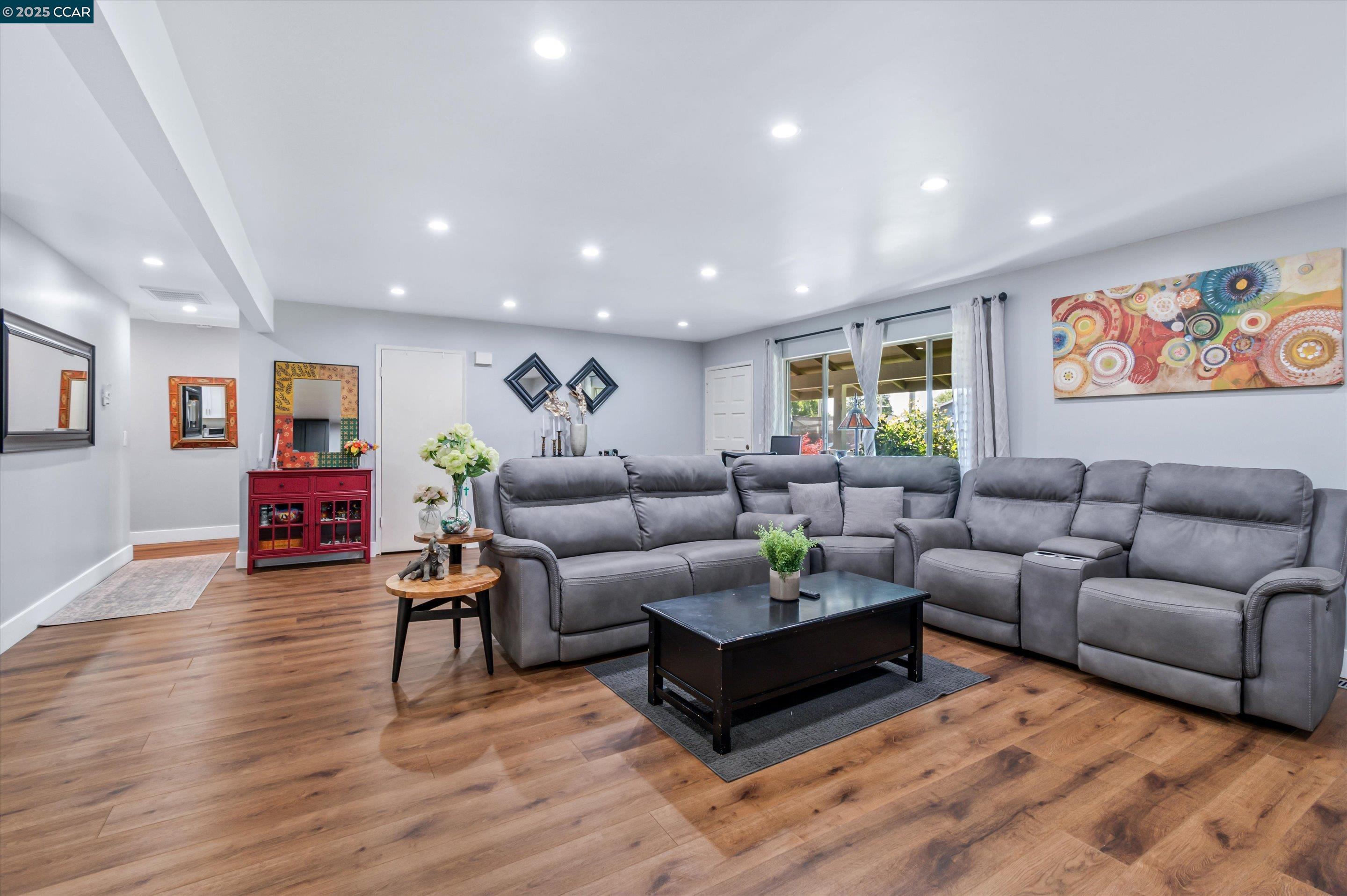 Detail Gallery Image 4 of 22 For 8037 Santa Barbara Dr, Rohnert Park,  CA 94928 - 3 Beds | 2 Baths