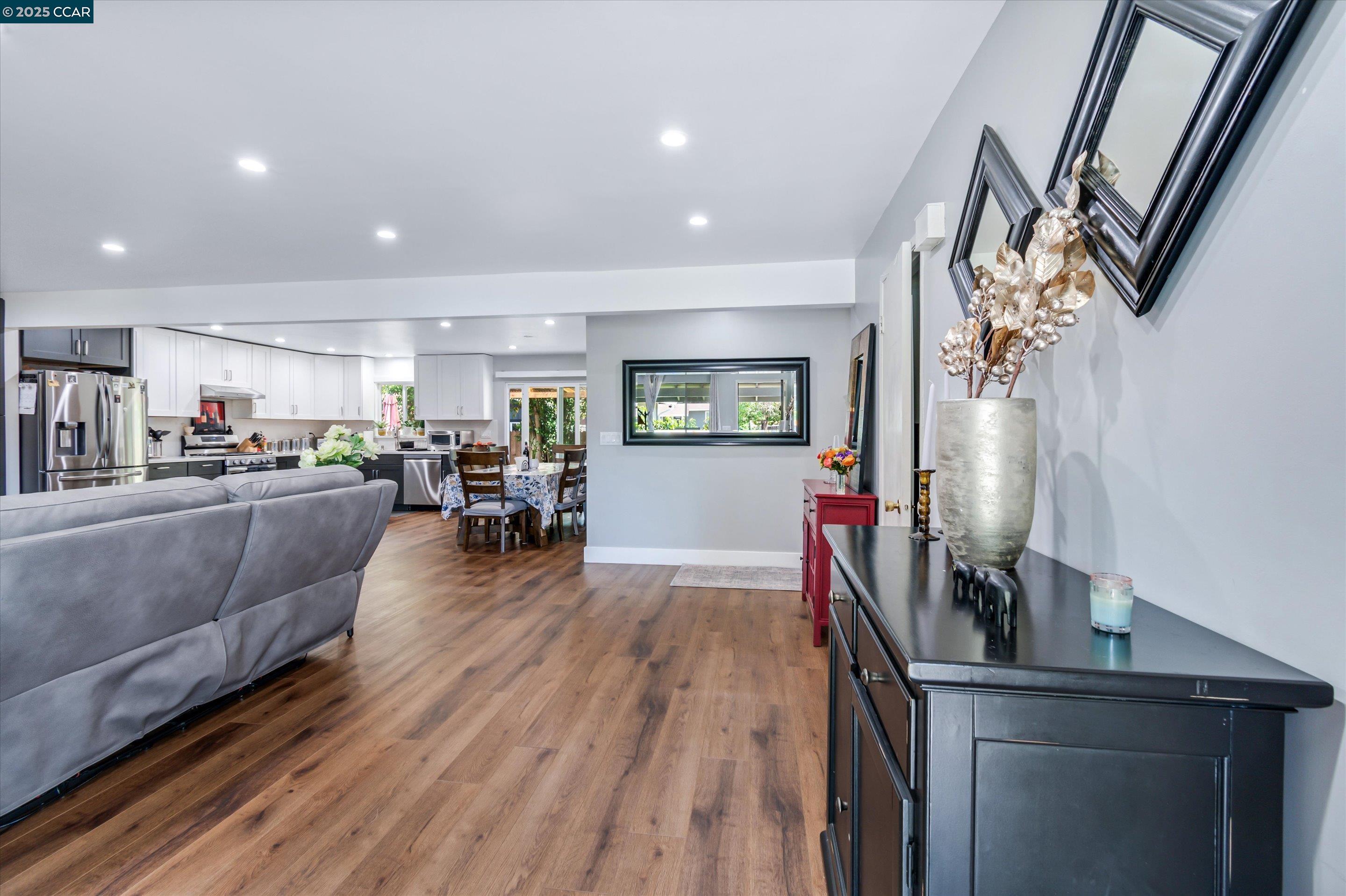 Detail Gallery Image 5 of 22 For 8037 Santa Barbara Dr, Rohnert Park,  CA 94928 - 3 Beds | 2 Baths