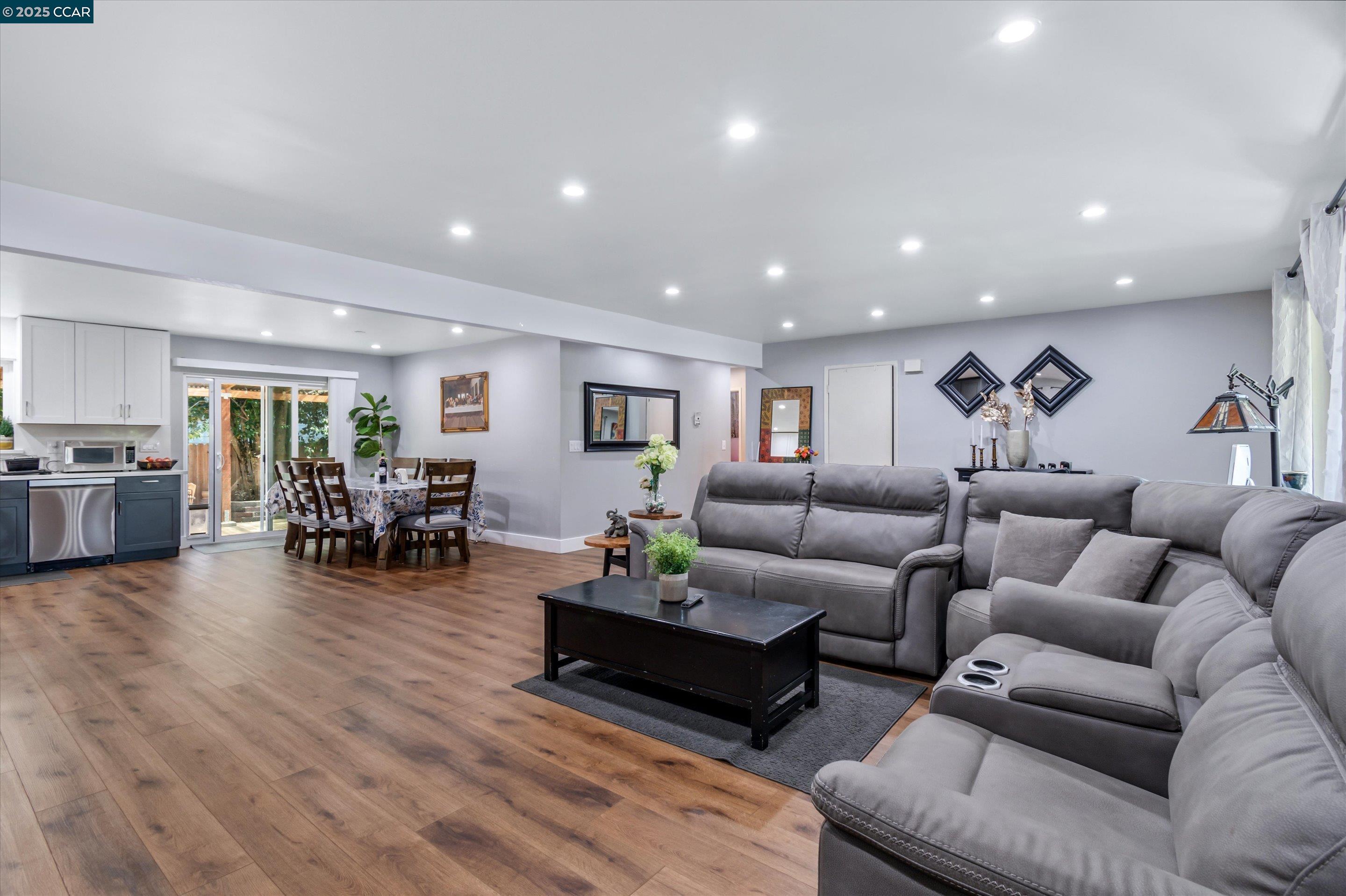 Detail Gallery Image 6 of 22 For 8037 Santa Barbara Dr, Rohnert Park,  CA 94928 - 3 Beds | 2 Baths