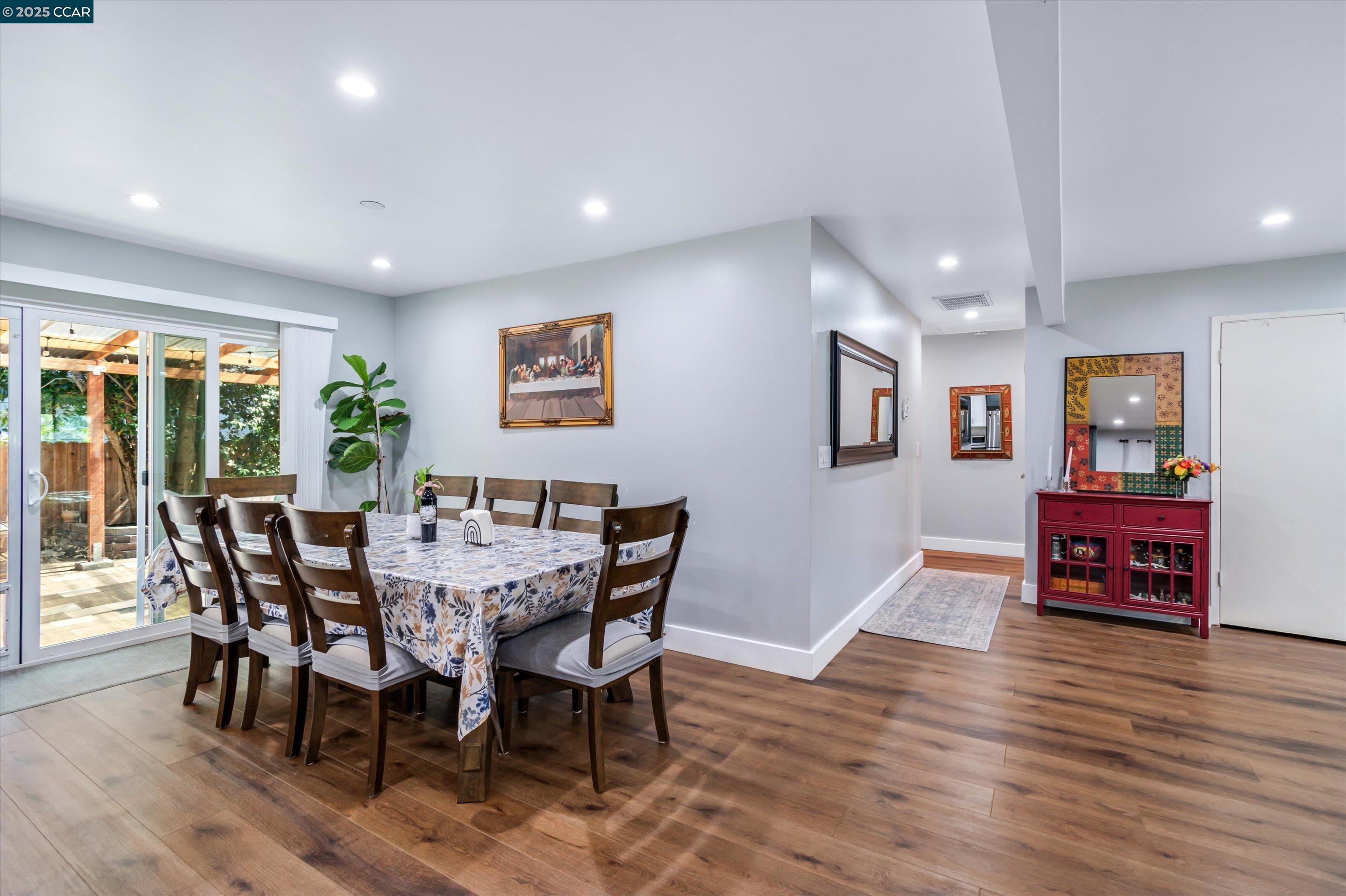 Detail Gallery Image 7 of 22 For 8037 Santa Barbara Dr, Rohnert Park,  CA 94928 - 3 Beds | 2 Baths