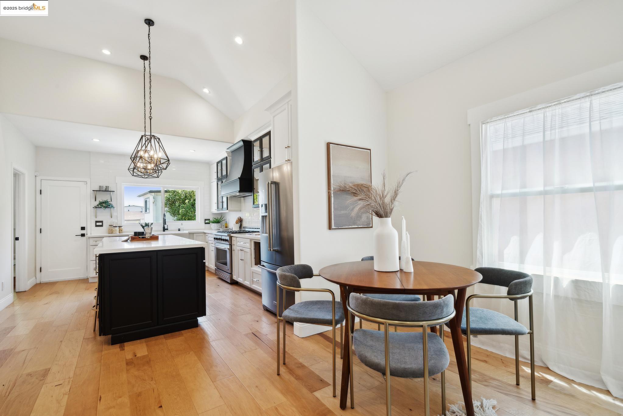Detail Gallery Image 11 of 56 For 1412 Alcatraz Ave, Berkeley,  CA 94702 - 3 Beds | 2 Baths