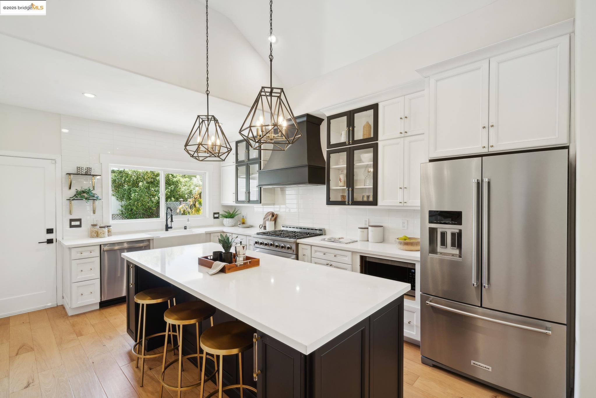 Detail Gallery Image 12 of 56 For 1412 Alcatraz Ave, Berkeley,  CA 94702 - 3 Beds | 2 Baths