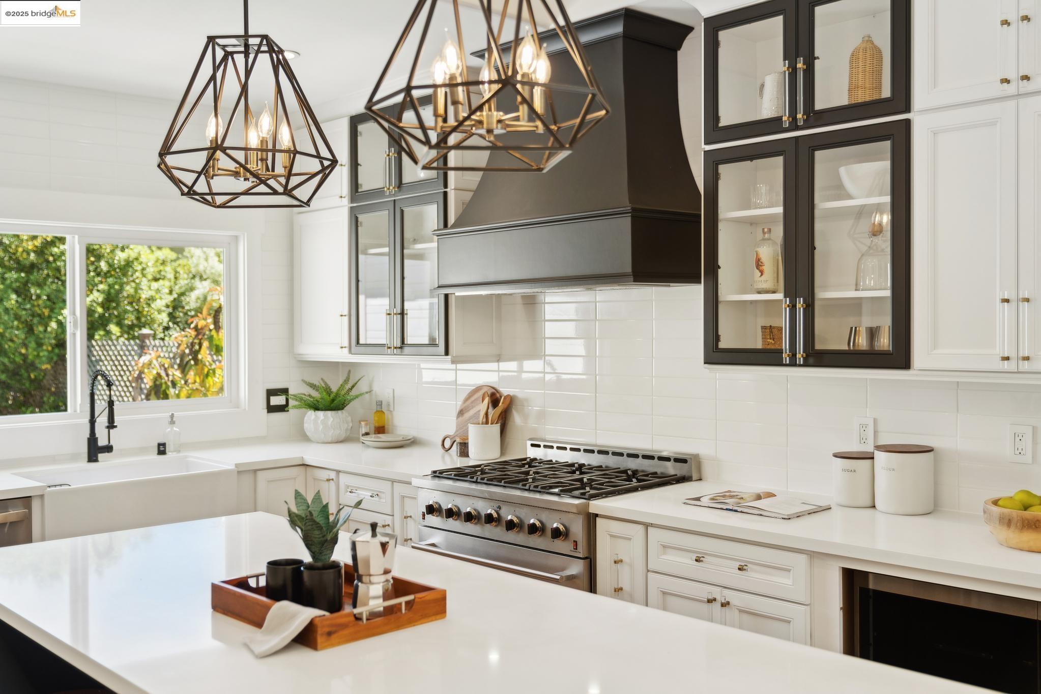 Detail Gallery Image 13 of 56 For 1412 Alcatraz Ave, Berkeley,  CA 94702 - 3 Beds | 2 Baths
