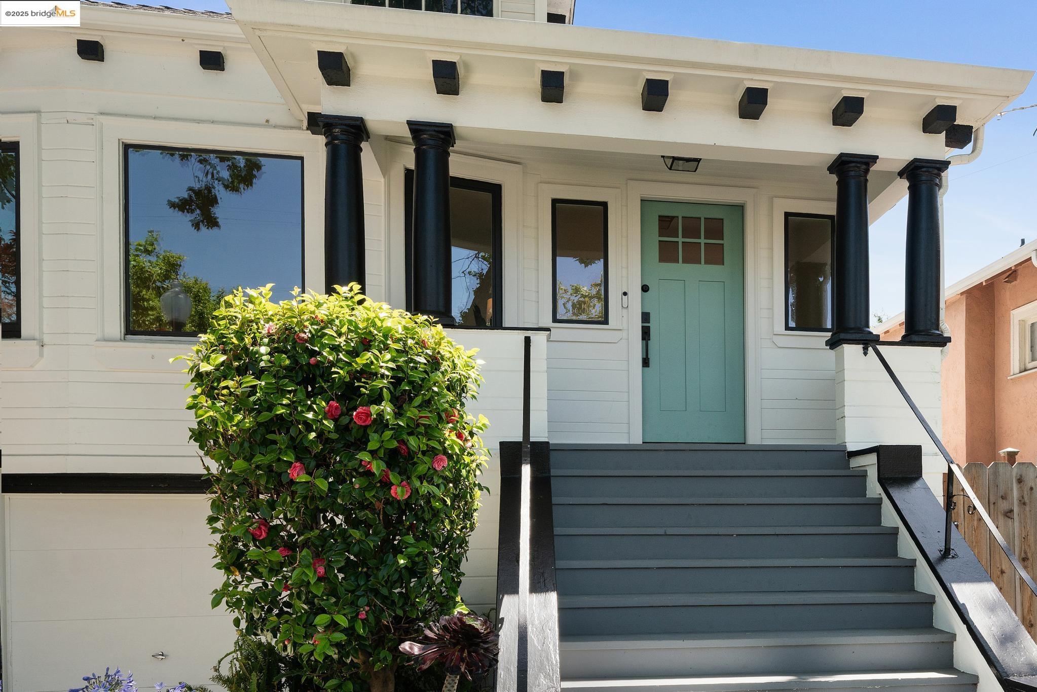 Detail Gallery Image 4 of 56 For 1412 Alcatraz Ave, Berkeley,  CA 94702 - 3 Beds | 2 Baths