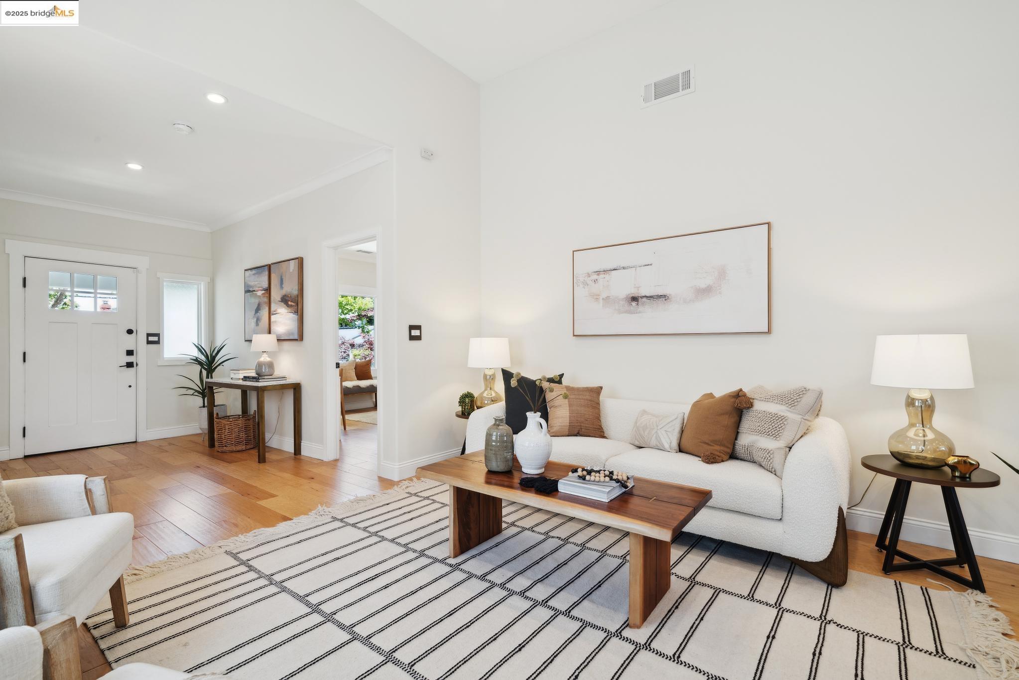Detail Gallery Image 8 of 56 For 1412 Alcatraz Ave, Berkeley,  CA 94702 - 3 Beds | 2 Baths