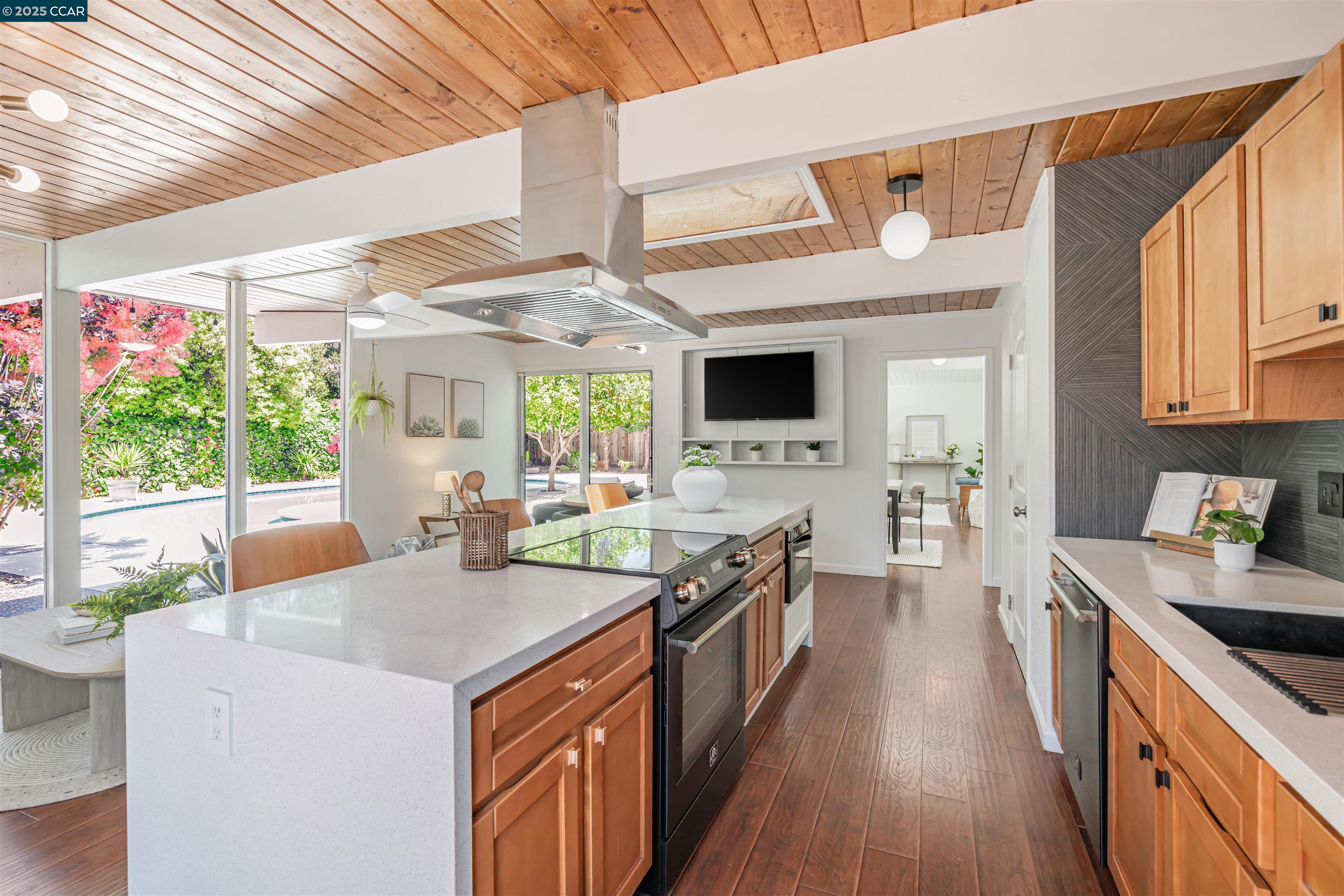Detail Gallery Image 14 of 52 For 1243 Lancashire Dr, Concord,  CA 94518 - 4 Beds | 2 Baths