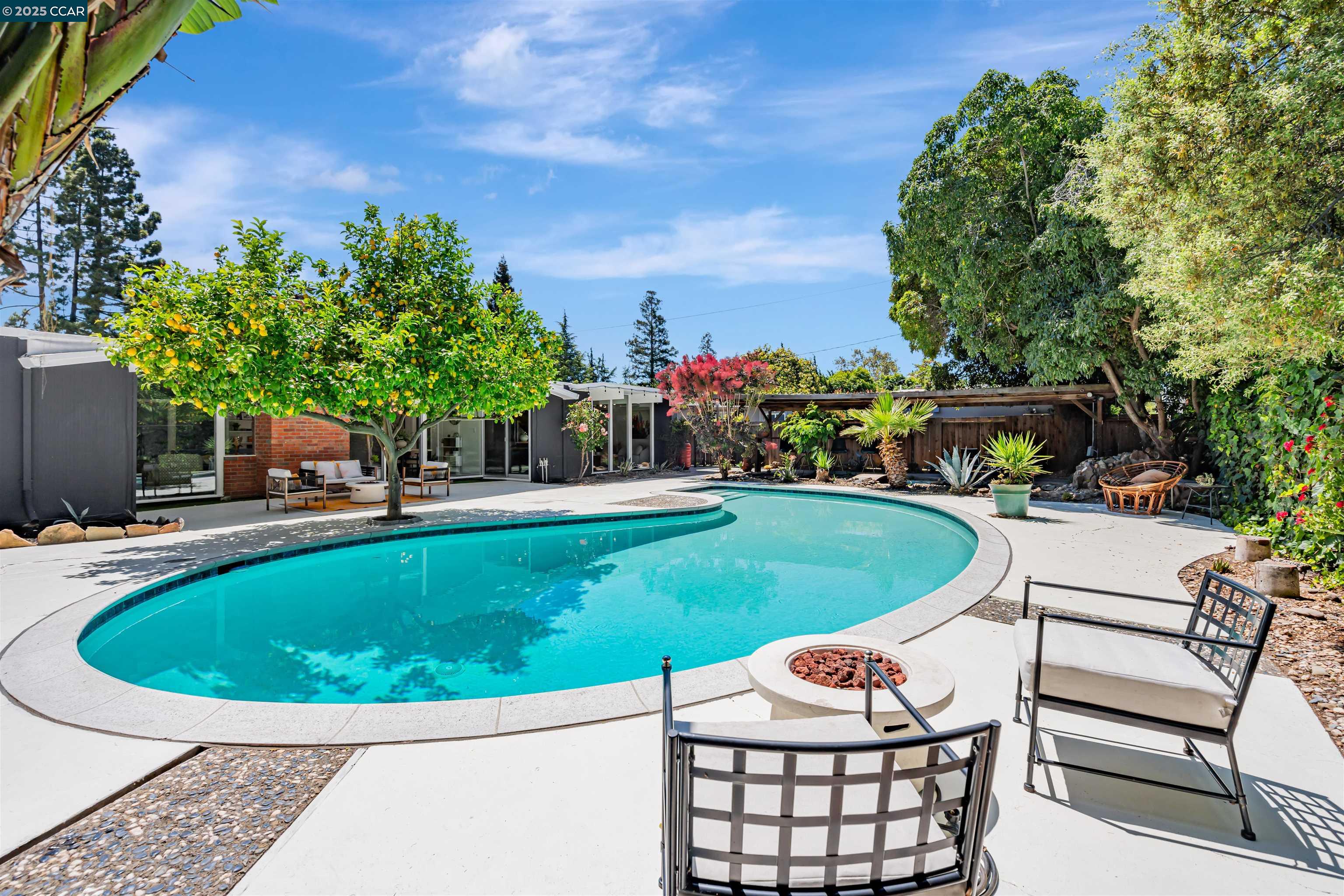 Detail Gallery Image 5 of 52 For 1243 Lancashire Dr, Concord,  CA 94518 - 4 Beds | 2 Baths