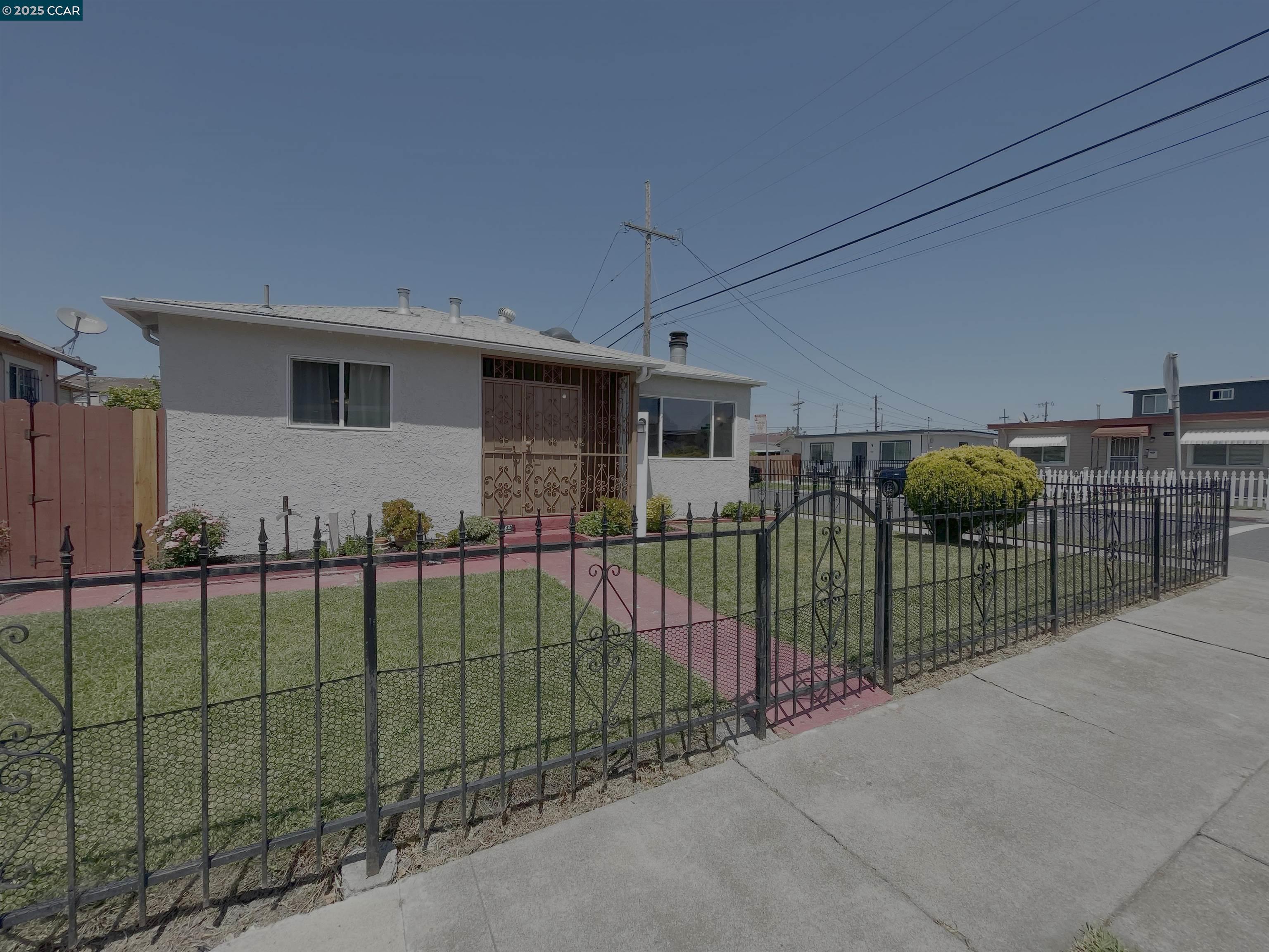 Detail Gallery Image 1 of 35 For 2029 Sutter Ave, San Pablo,  CA 94806 - 3 Beds | 1/2 Baths