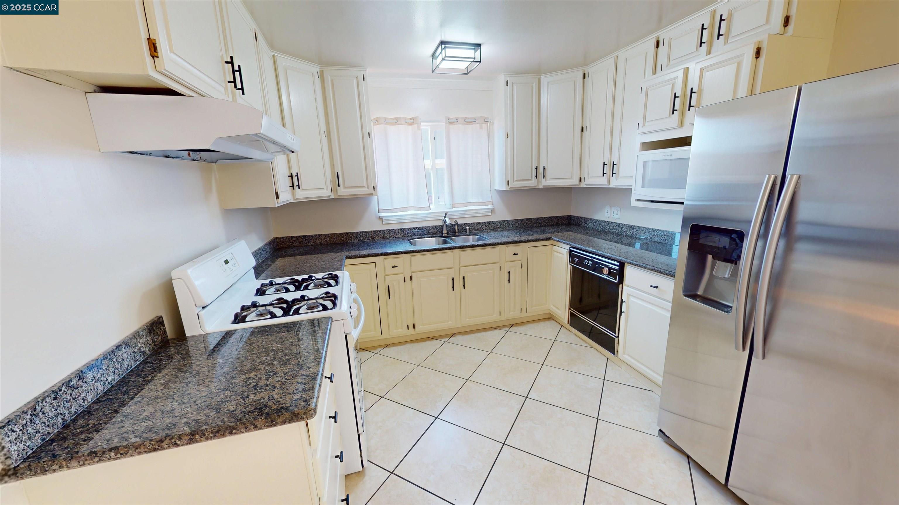 Detail Gallery Image 3 of 35 For 2029 Sutter Ave, San Pablo,  CA 94806 - 3 Beds | 1/2 Baths