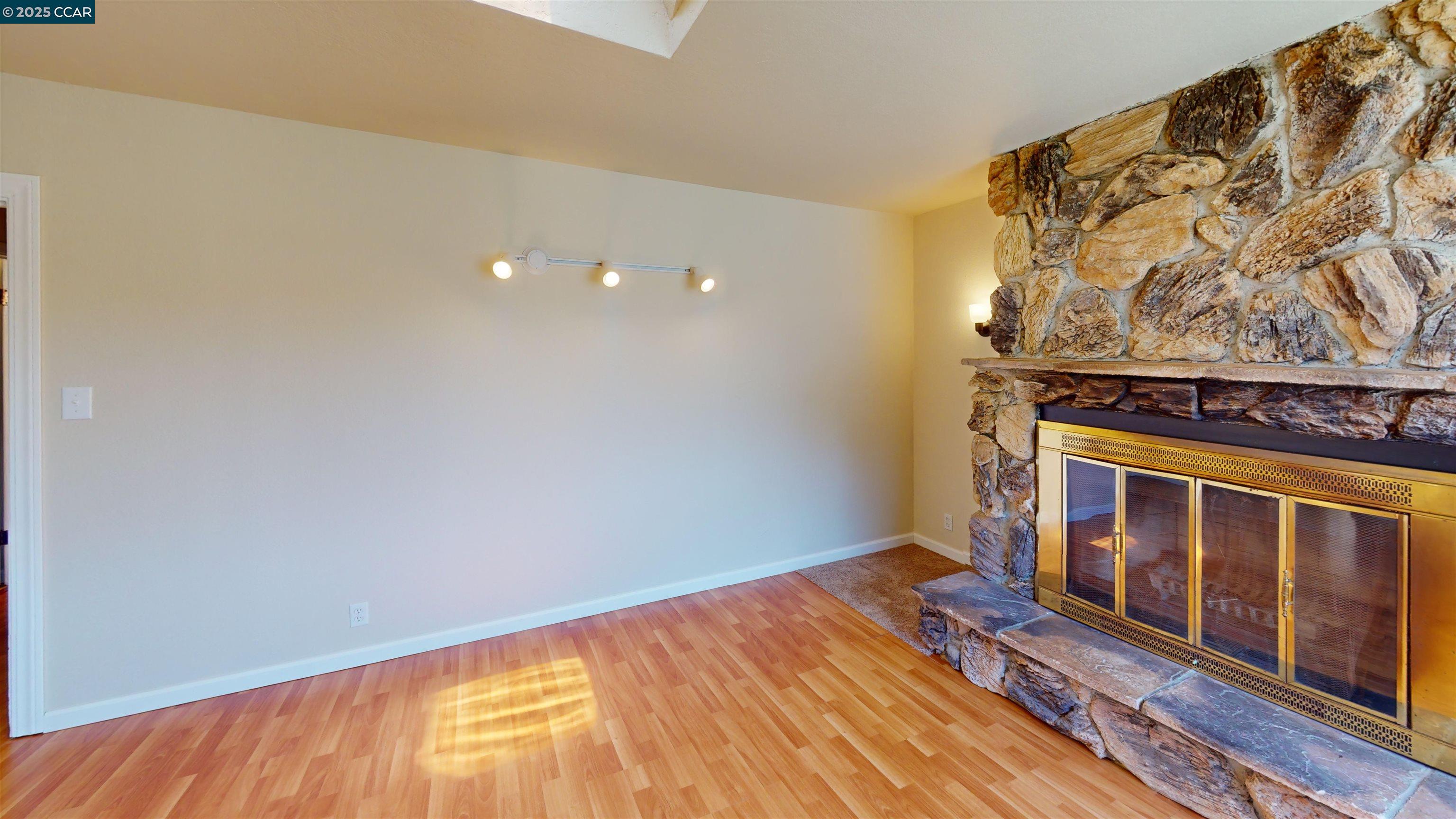 Detail Gallery Image 5 of 35 For 2029 Sutter Ave, San Pablo,  CA 94806 - 3 Beds | 1/2 Baths
