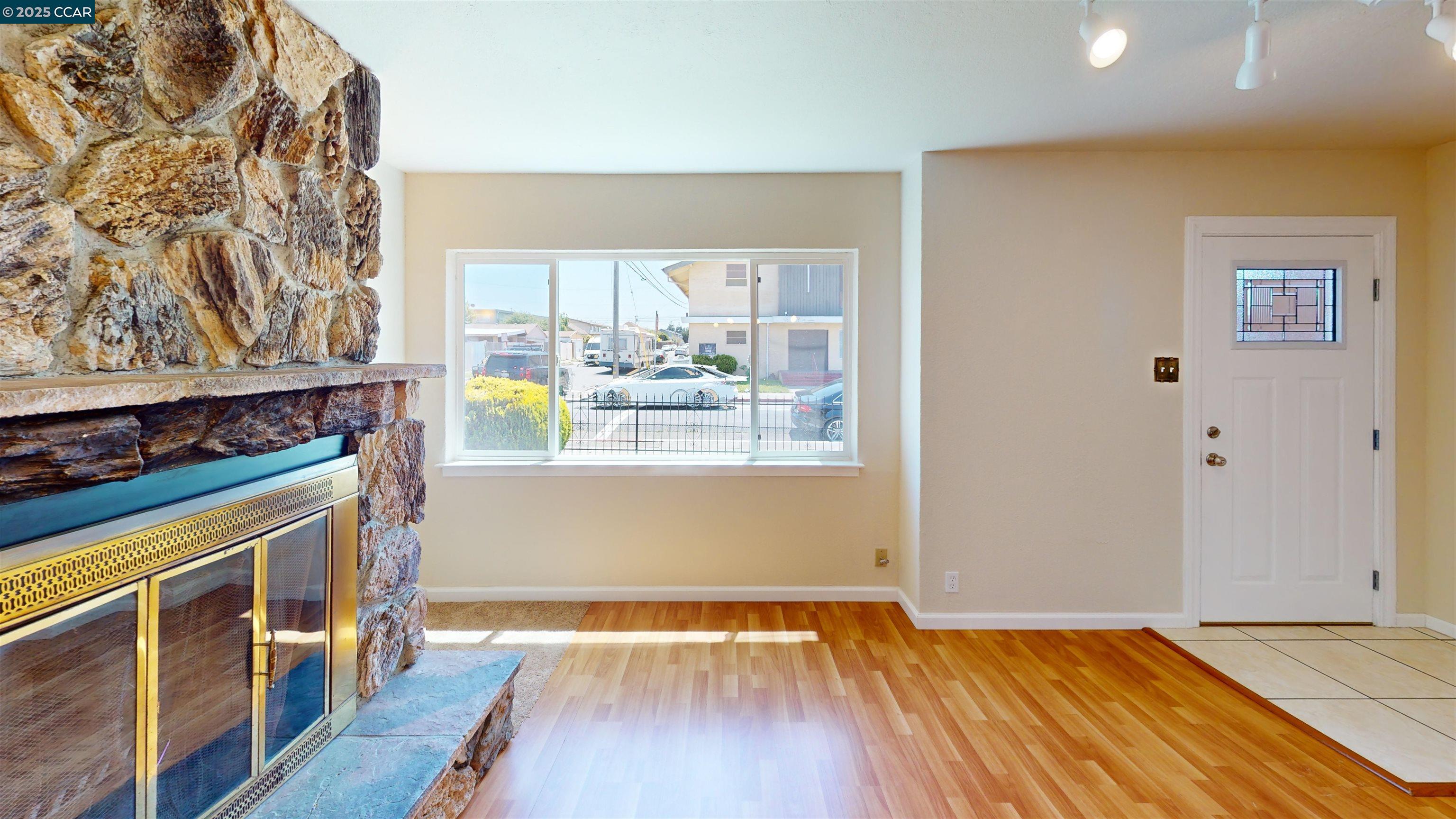 Detail Gallery Image 6 of 35 For 2029 Sutter Ave, San Pablo,  CA 94806 - 3 Beds | 1/2 Baths