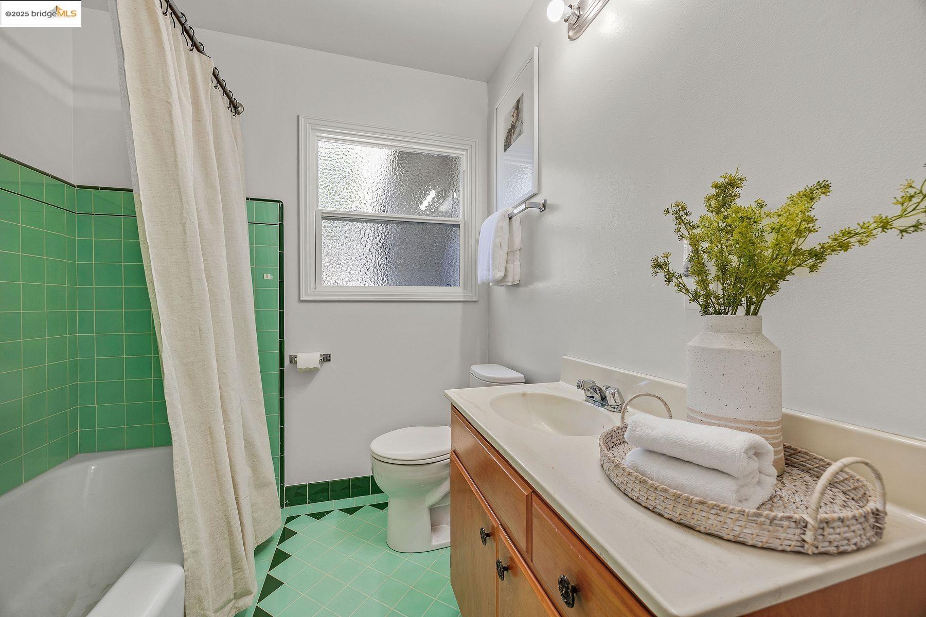Detail Gallery Image 16 of 41 For 317 Victoria Street, El Cerrito,  CA 94530 - 4 Beds | 2 Baths