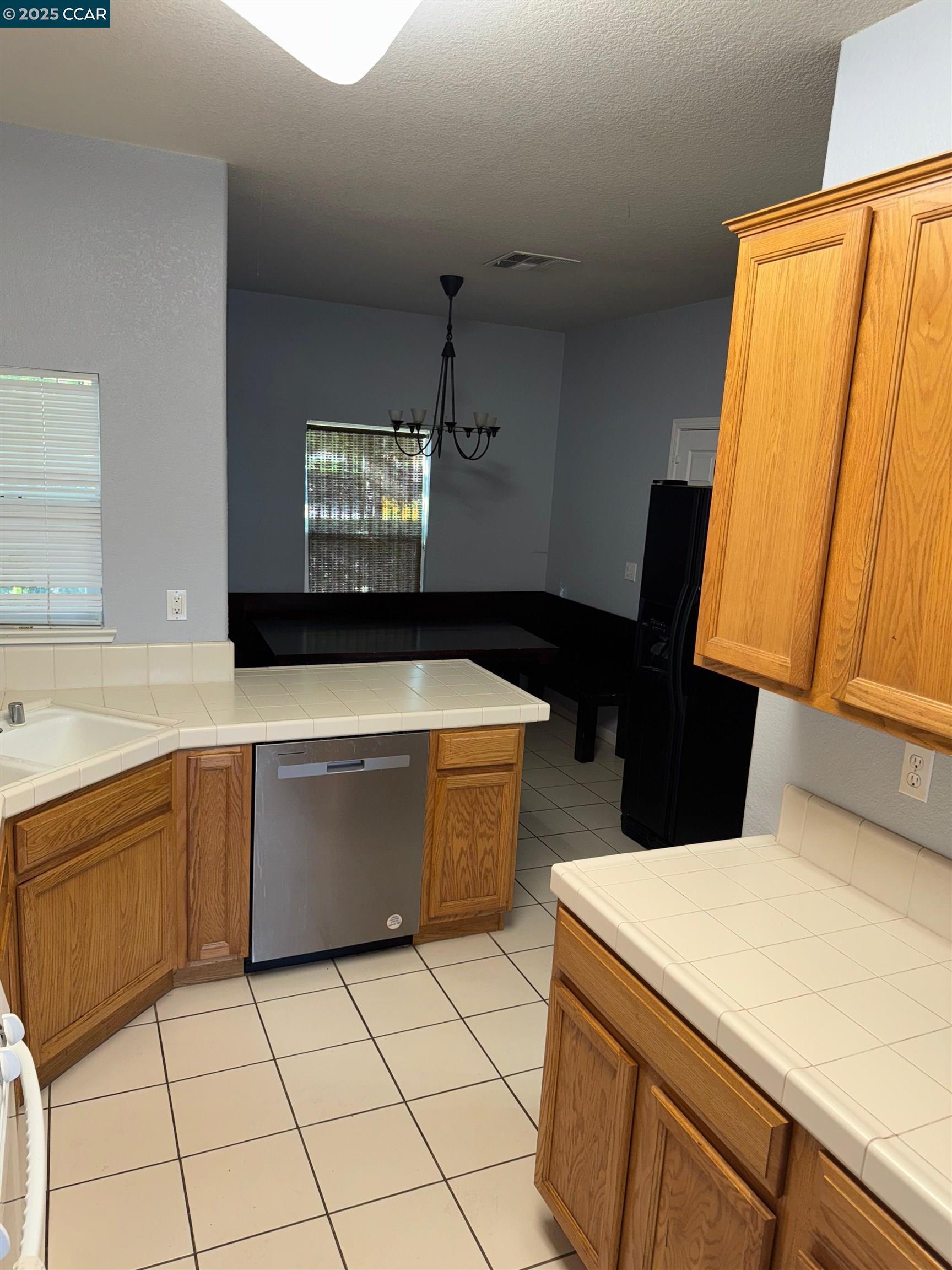Detail Gallery Image 2 of 22 For 1646 Old Bridge Way, Stockton,  CA 95204 - 3 Beds | 2/1 Baths