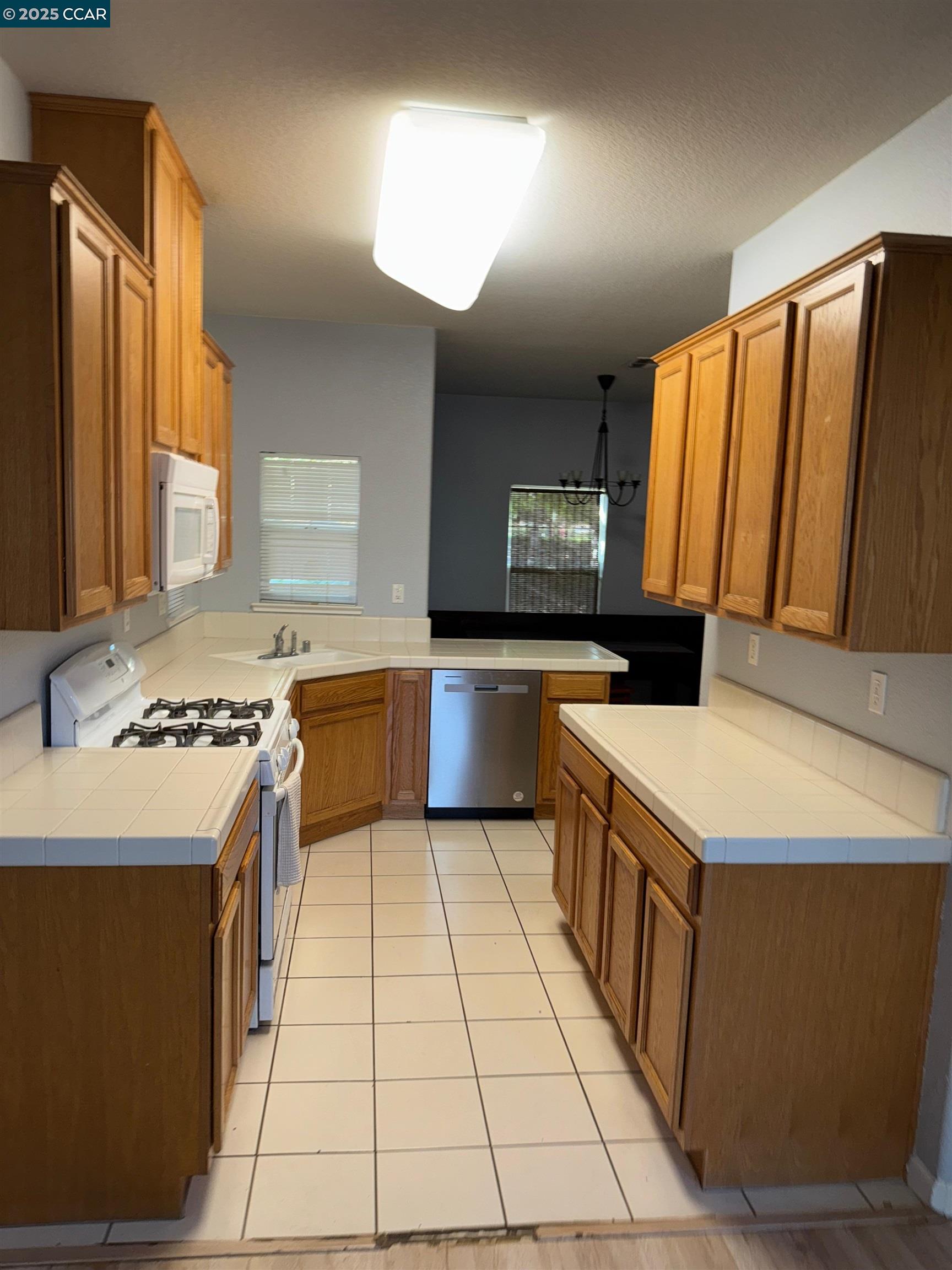 Detail Gallery Image 4 of 22 For 1646 Old Bridge Way, Stockton,  CA 95204 - 3 Beds | 2/1 Baths