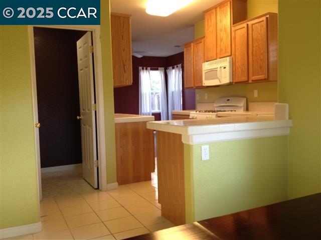 Detail Gallery Image 5 of 11 For 1646 Old Bridge Way, Stockton,  CA 95204 - 3 Beds | 2/1 Baths