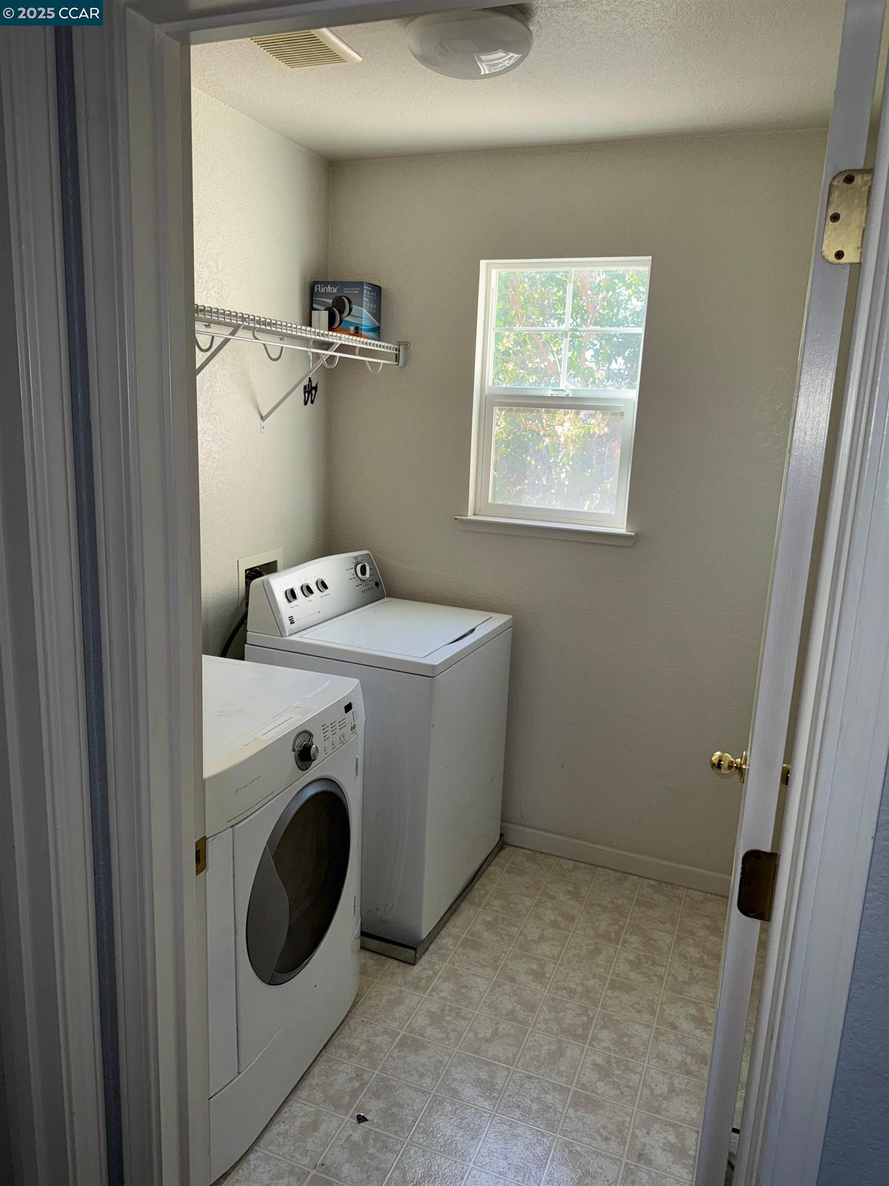 Detail Gallery Image 5 of 22 For 1646 Old Bridge Way, Stockton,  CA 95204 - 3 Beds | 2/1 Baths