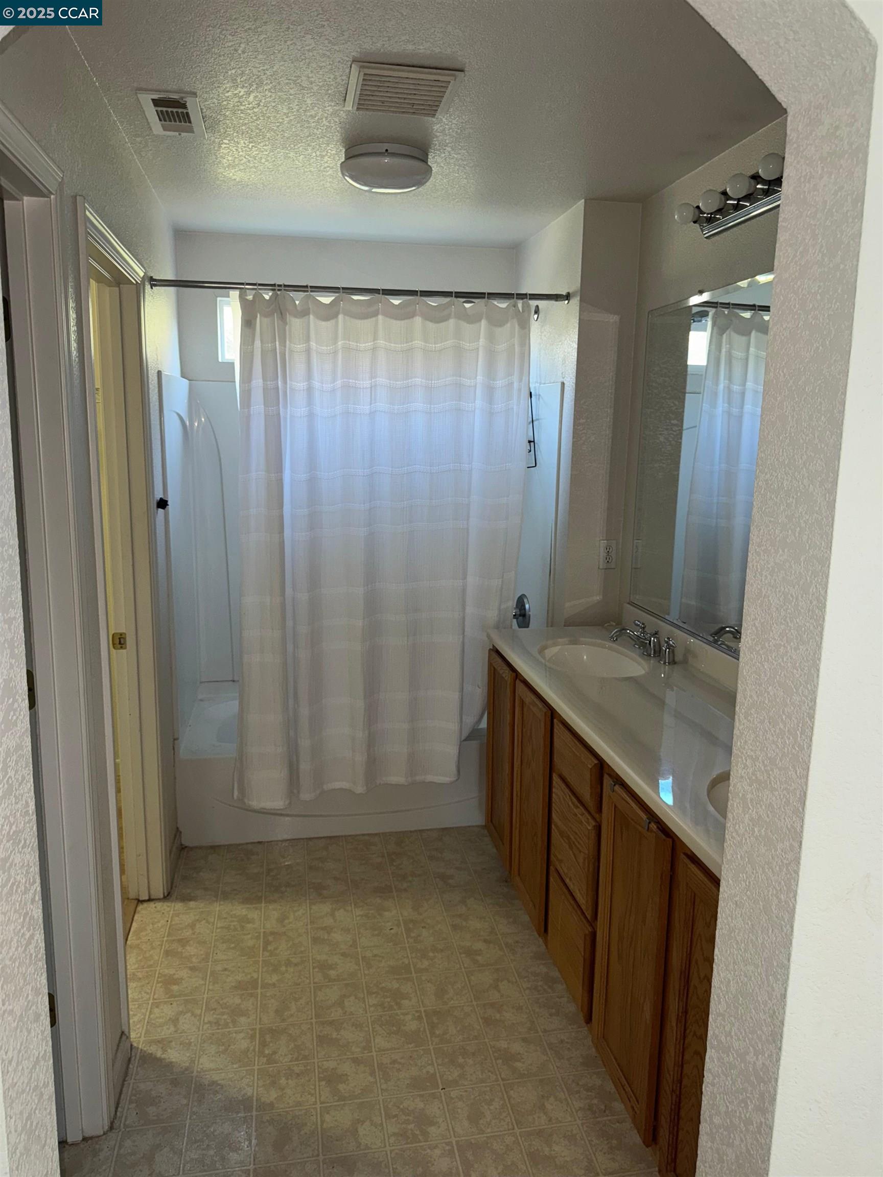 Detail Gallery Image 7 of 22 For 1646 Old Bridge Way, Stockton,  CA 95204 - 3 Beds | 2/1 Baths