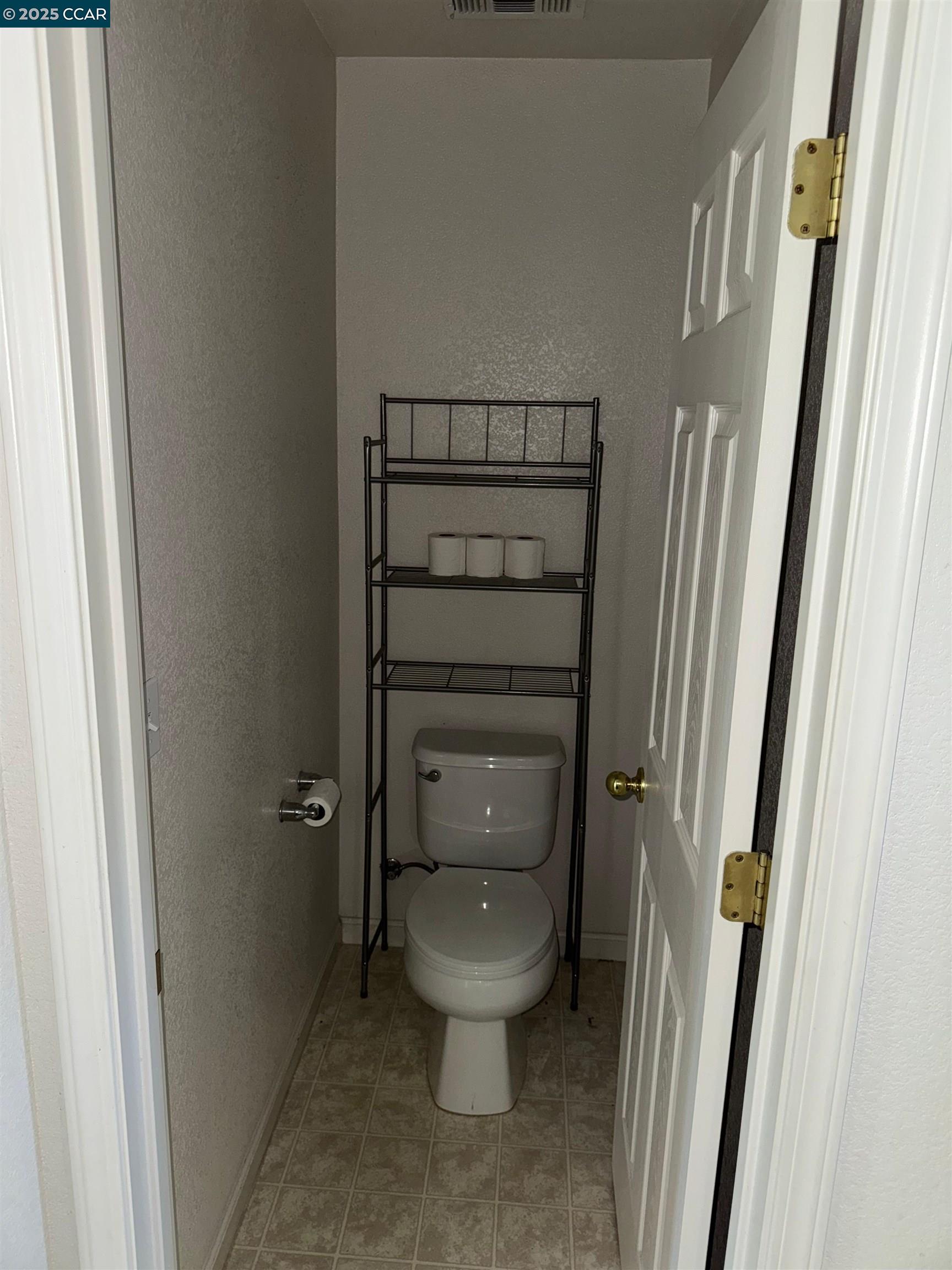 Detail Gallery Image 9 of 22 For 1646 Old Bridge Way, Stockton,  CA 95204 - 3 Beds | 2/1 Baths