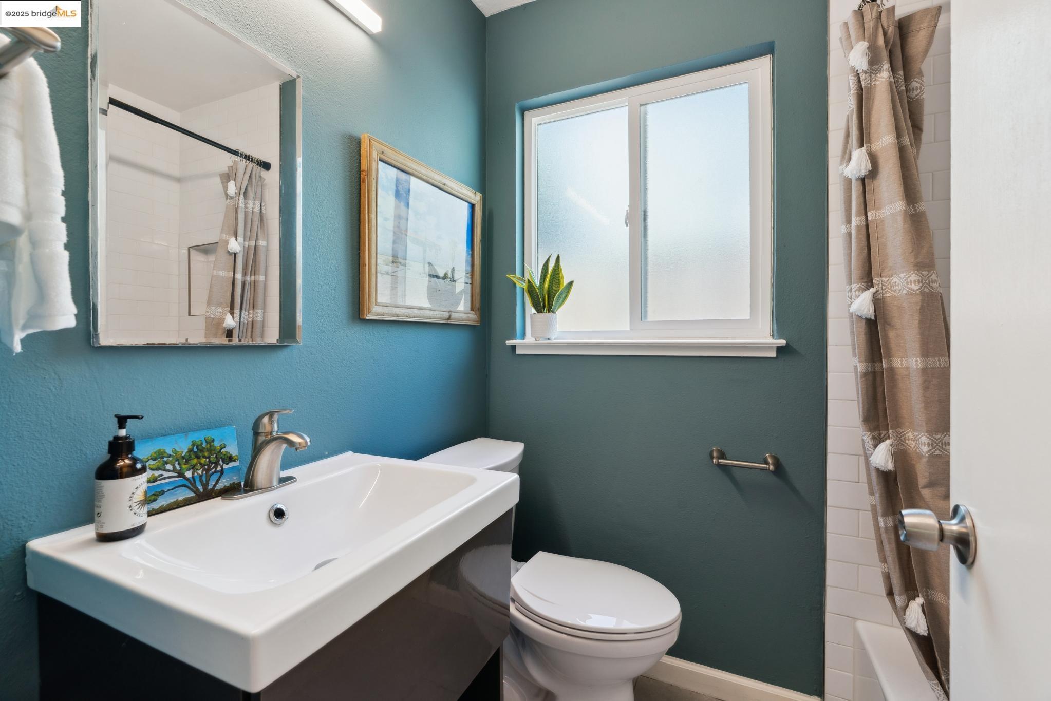Detail Gallery Image 14 of 20 For 1337 Henry Street a,  Berkeley,  CA 94709-1900 - 2 Beds | 1 Baths
