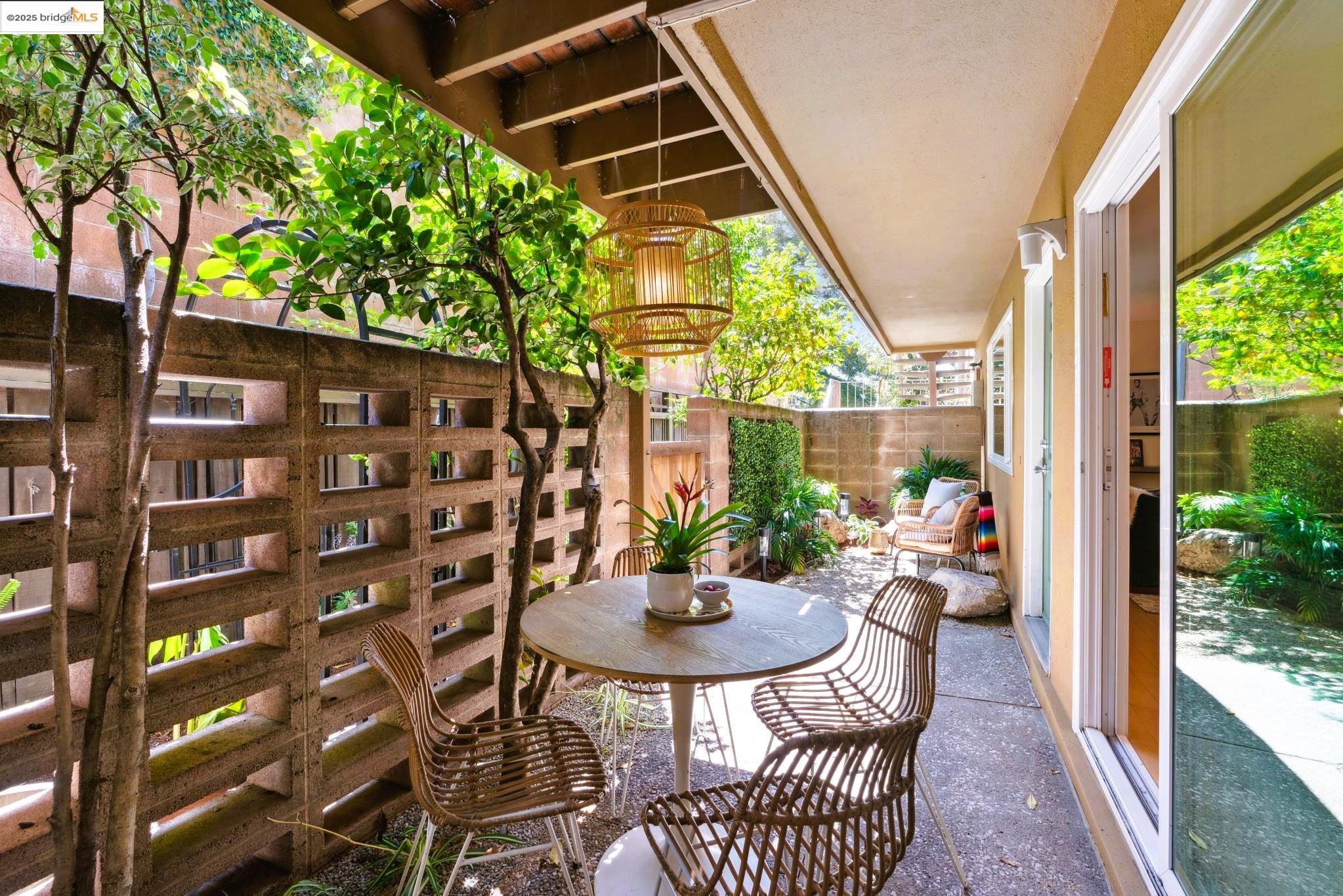 Detail Gallery Image 18 of 20 For 1337 Henry Street a,  Berkeley,  CA 94709-1900 - 2 Beds | 1 Baths