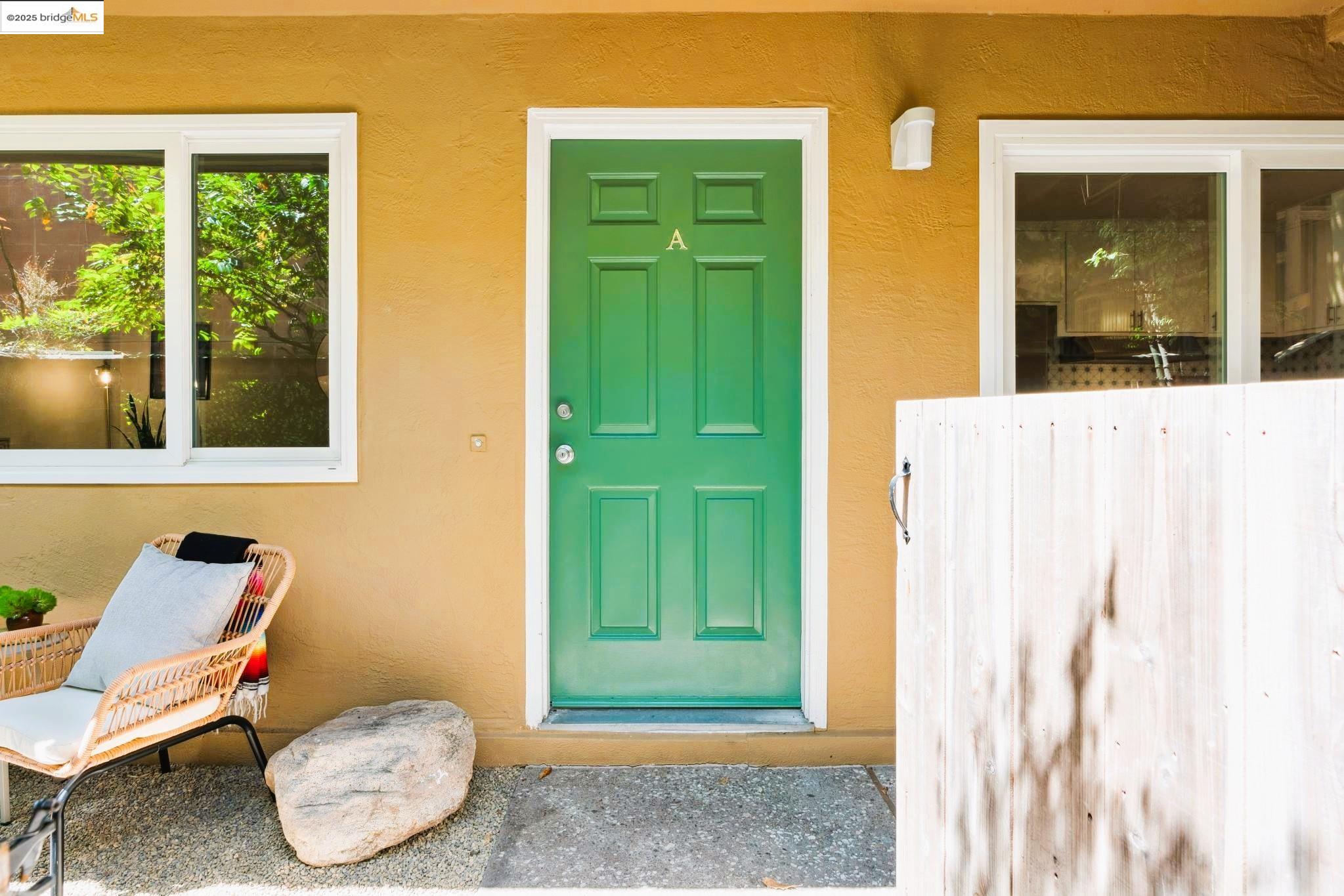 Detail Gallery Image 3 of 20 For 1337 Henry Street a,  Berkeley,  CA 94709-1900 - 2 Beds | 1 Baths