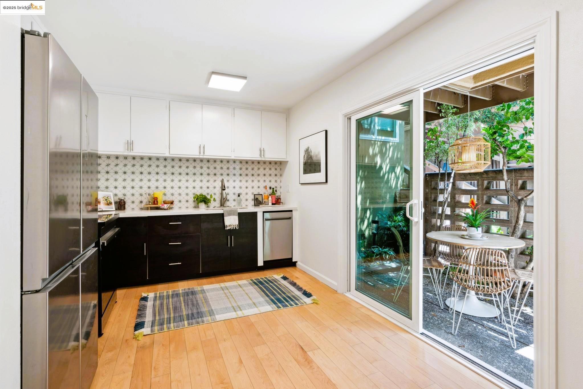 Detail Gallery Image 4 of 20 For 1337 Henry Street a,  Berkeley,  CA 94709-1900 - 2 Beds | 1 Baths