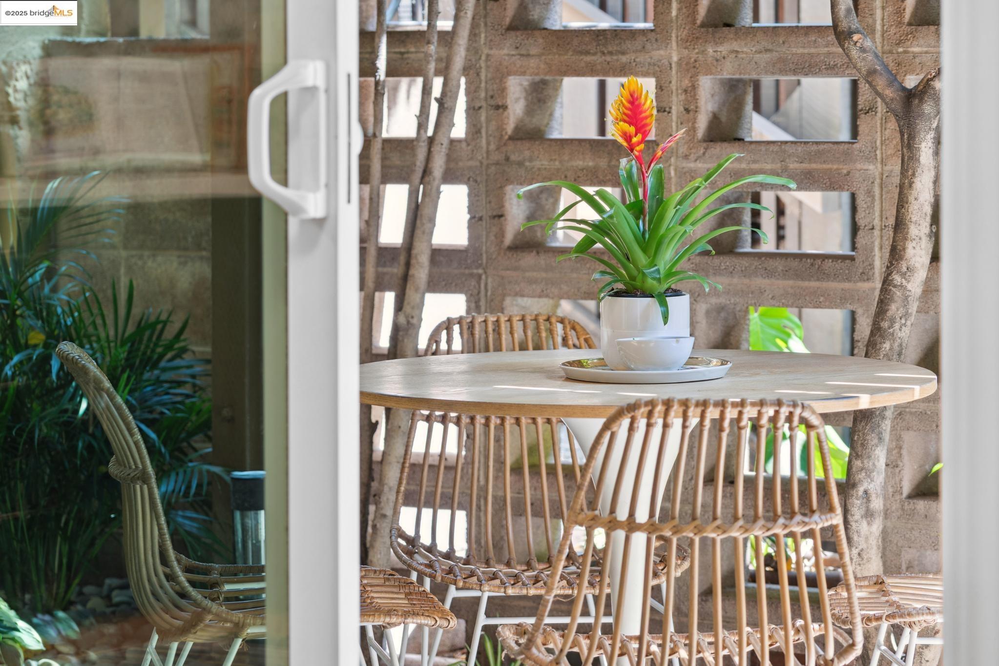 Detail Gallery Image 5 of 20 For 1337 Henry Street a,  Berkeley,  CA 94709-1900 - 2 Beds | 1 Baths