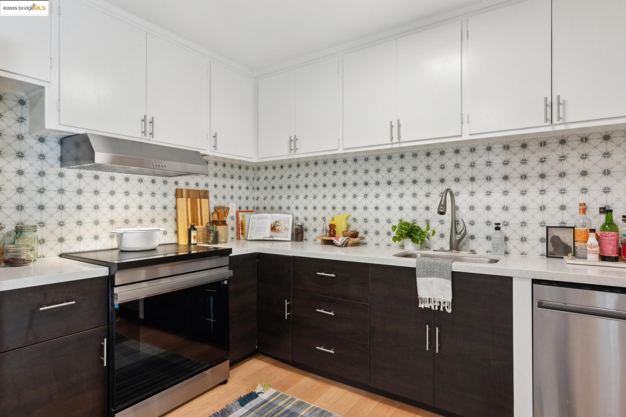 Detail Gallery Image 7 of 20 For 1337 Henry Street a,  Berkeley,  CA 94709-1900 - 2 Beds | 1 Baths