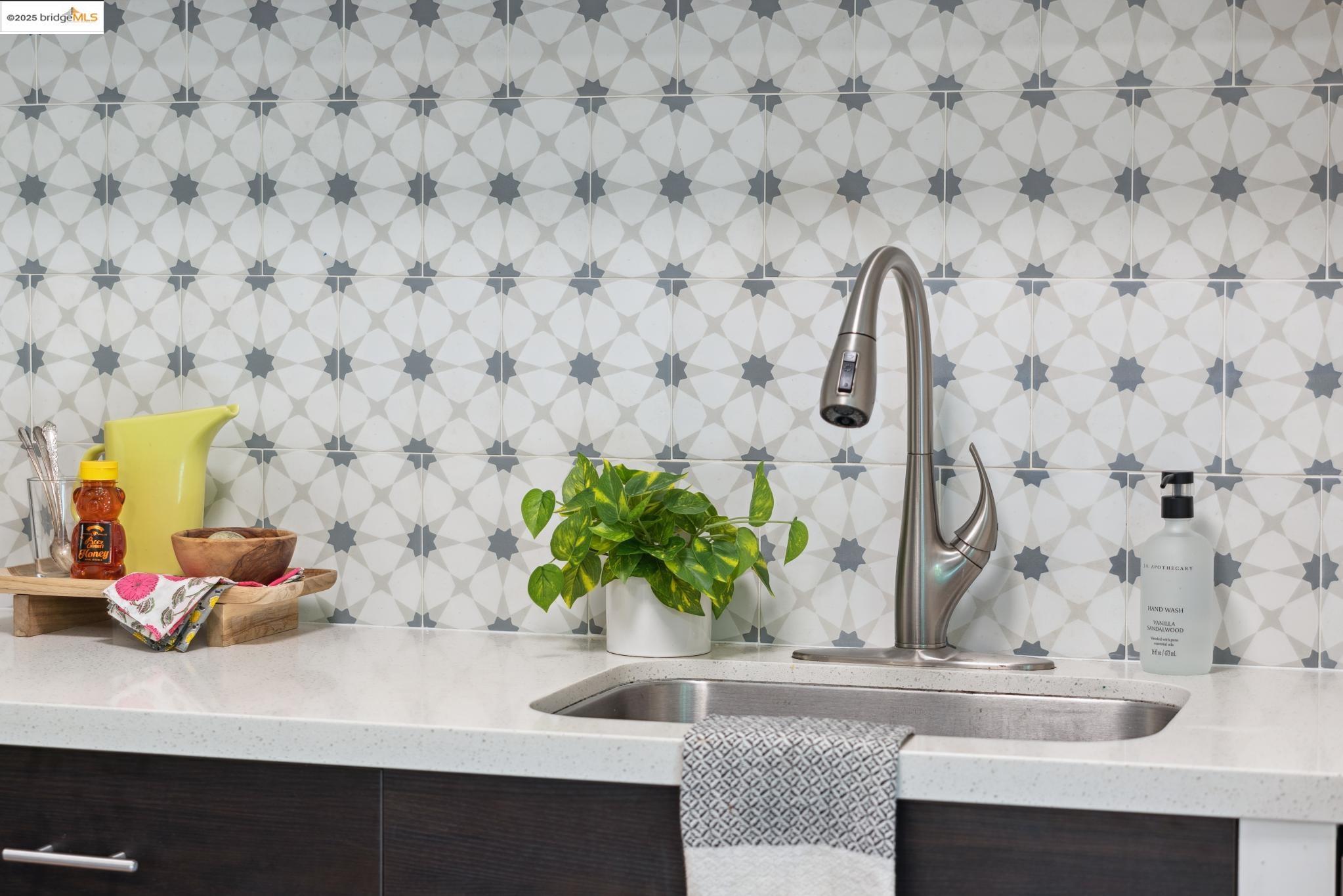 Detail Gallery Image 9 of 20 For 1337 Henry Street a,  Berkeley,  CA 94709-1900 - 2 Beds | 1 Baths
