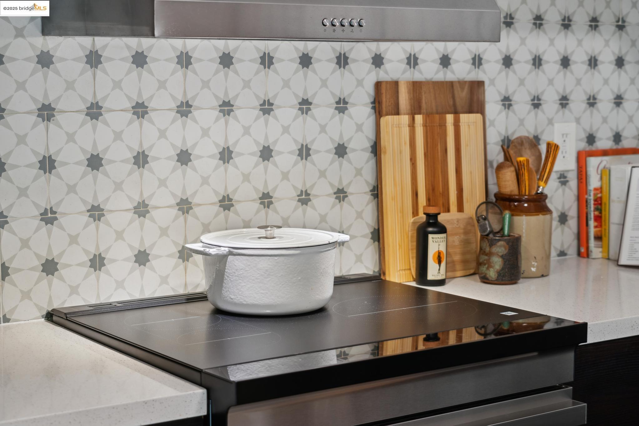 Detail Gallery Image 10 of 20 For 1337 Henry Street a,  Berkeley,  CA 94709-1900 - 2 Beds | 1 Baths