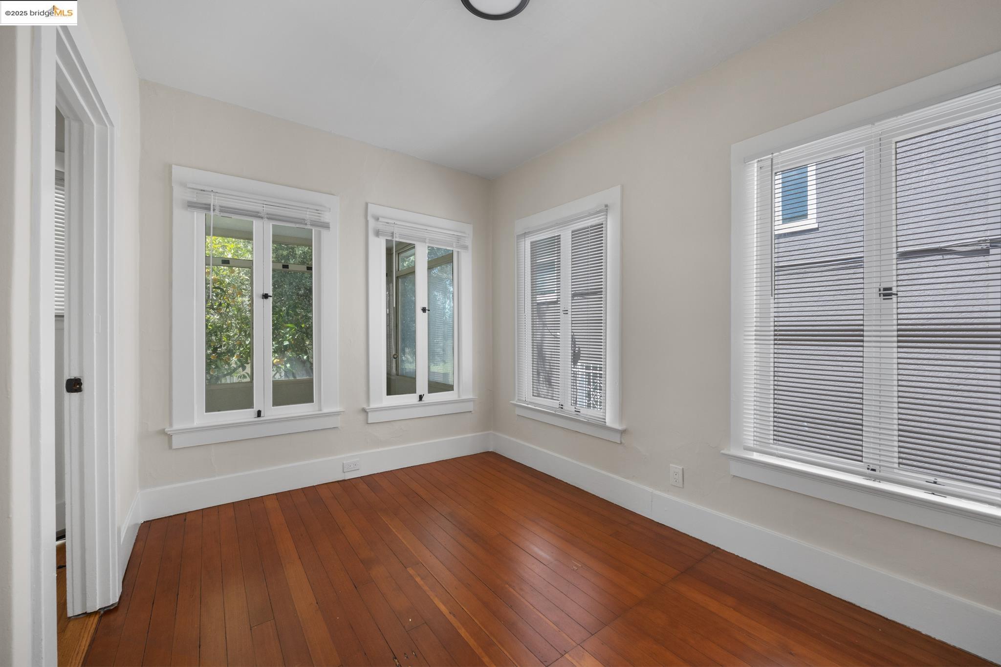 Detail Gallery Image 9 of 30 For 271 38th St, Oakland,  CA 94611 - 5 Beds | 3 Baths