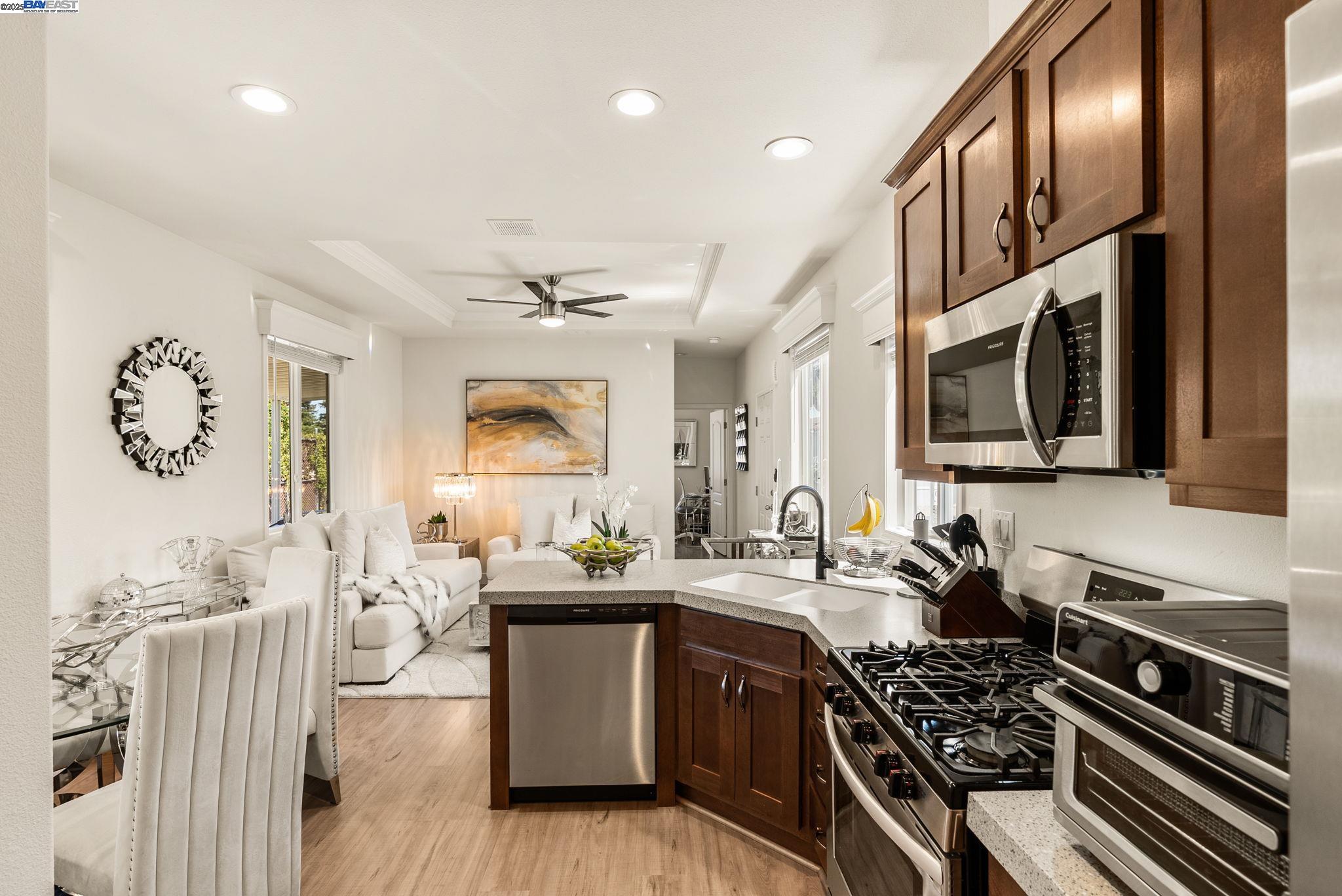Detail Gallery Image 4 of 33 For 65 Pali, Pittsburg,  CA 94565 - 2 Beds | 2 Baths