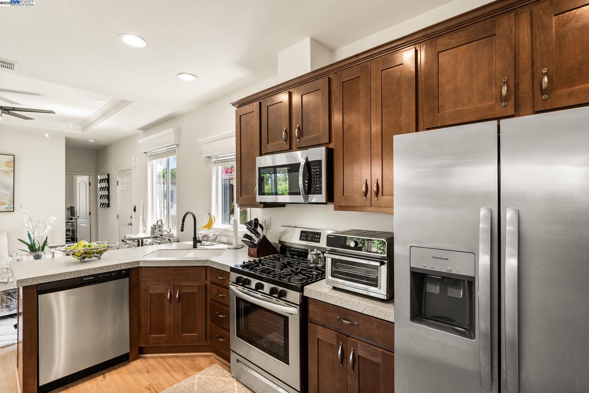 Detail Gallery Image 5 of 33 For 65 Pali, Pittsburg,  CA 94565 - 2 Beds | 2 Baths