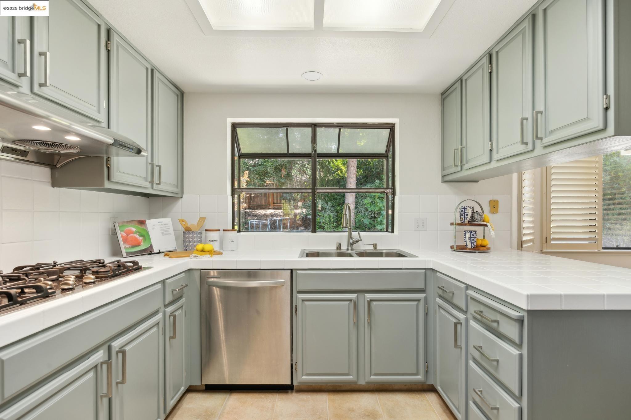 Detail Gallery Image 12 of 57 For 507 Elderwood Dr, Martinez,  CA 94553 - 4 Beds | 3 Baths