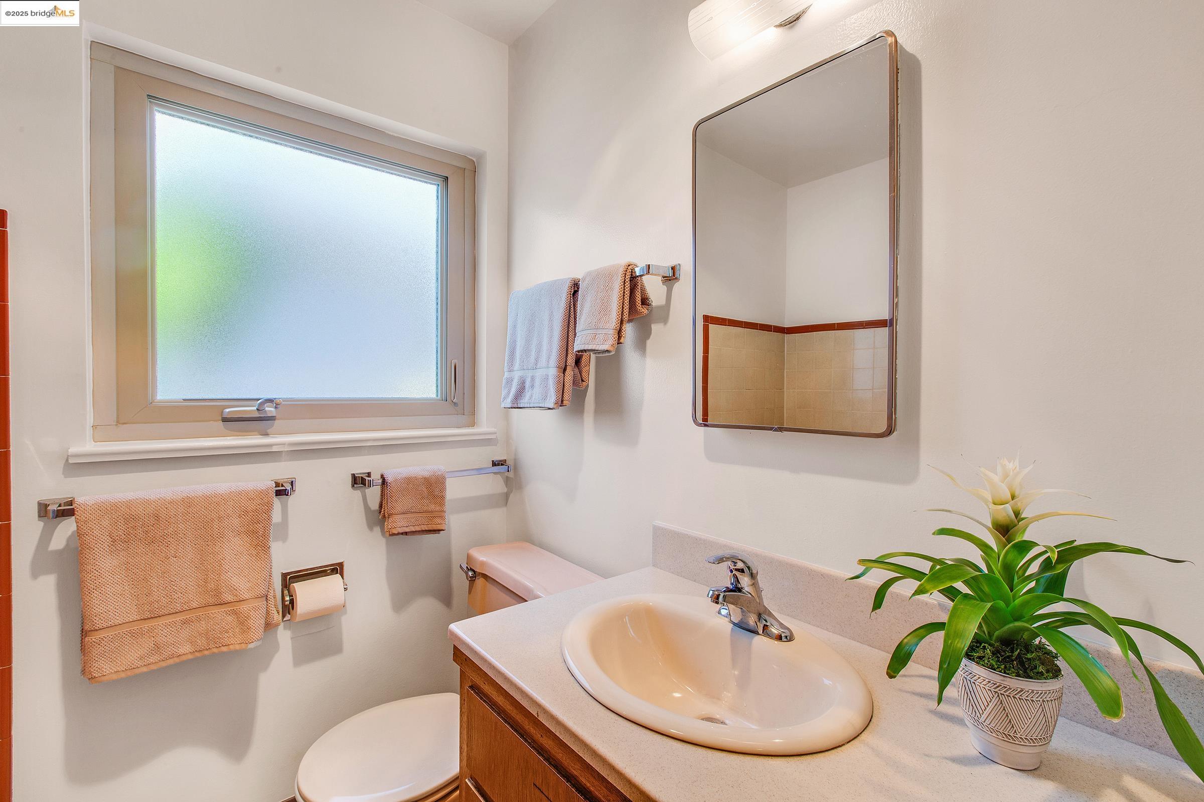 Detail Gallery Image 12 of 19 For 1062 Cornell Ave, Albany,  CA 94706 - 3 Beds | 1 Baths
