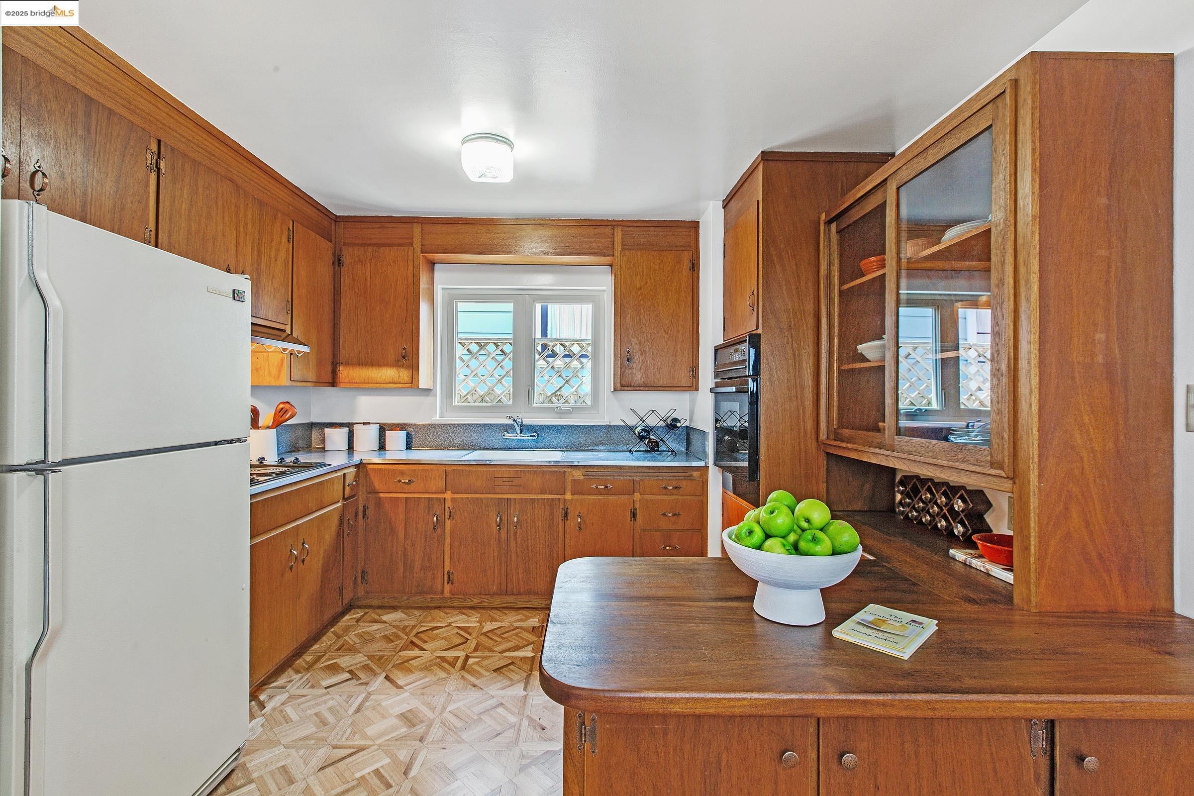 Detail Gallery Image 7 of 19 For 1062 Cornell Ave, Albany,  CA 94706 - 3 Beds | 1 Baths