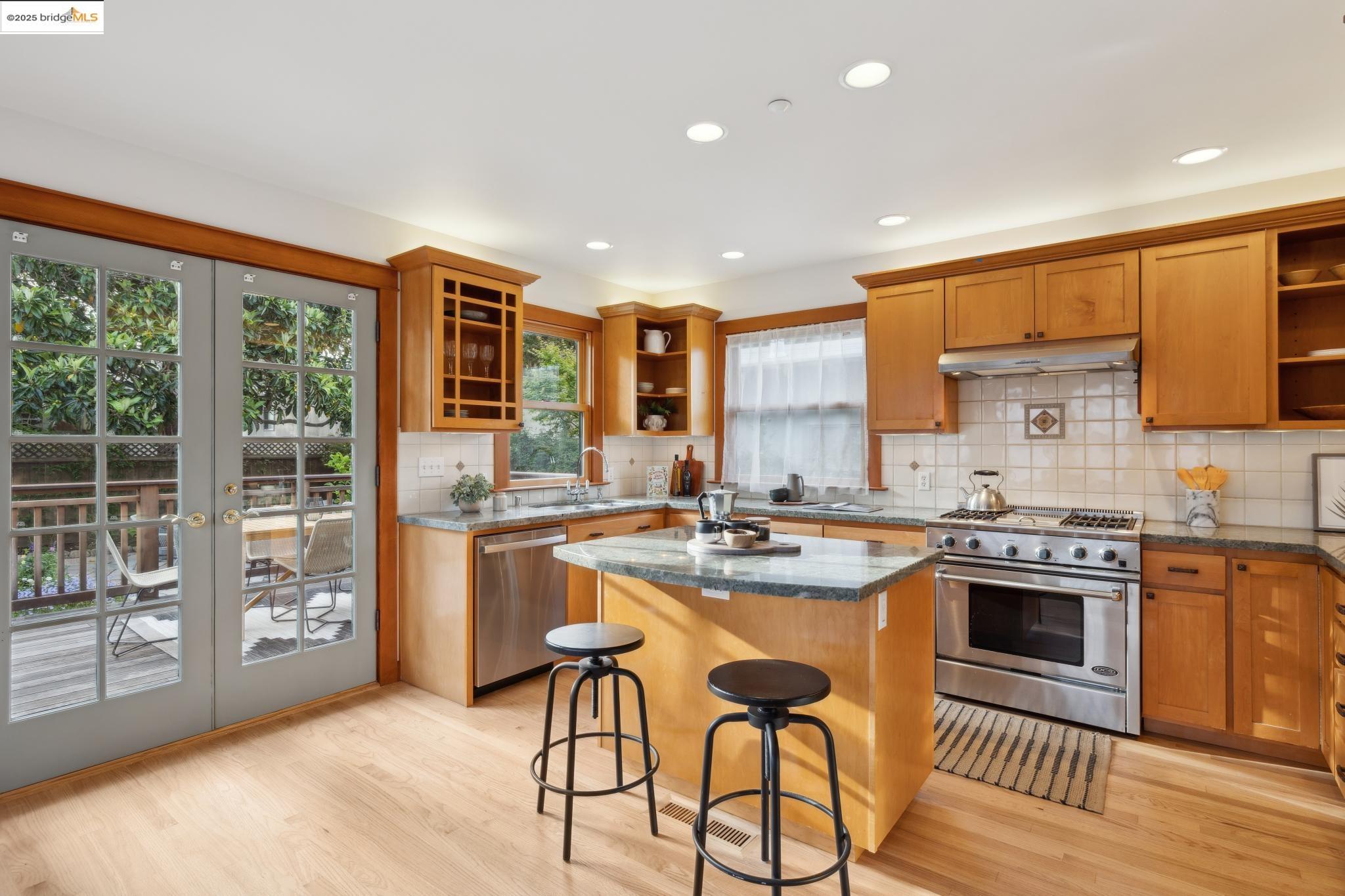 Detail Gallery Image 16 of 58 For 817 Curtis St, Albany,  CA 94706 - 4 Beds | 2/1 Baths