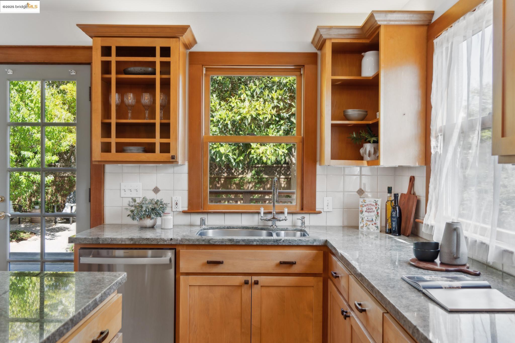 Detail Gallery Image 20 of 58 For 817 Curtis St, Albany,  CA 94706 - 4 Beds | 2/1 Baths