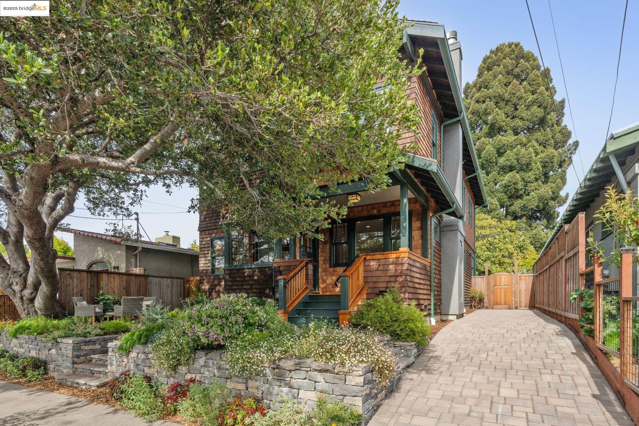 Detail Gallery Image 3 of 58 For 817 Curtis St, Albany,  CA 94706 - 4 Beds | 2/1 Baths