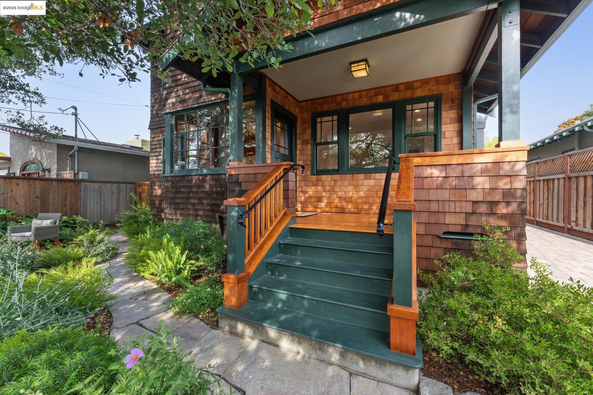 Detail Gallery Image 4 of 58 For 817 Curtis St, Albany,  CA 94706 - 4 Beds | 2/1 Baths
