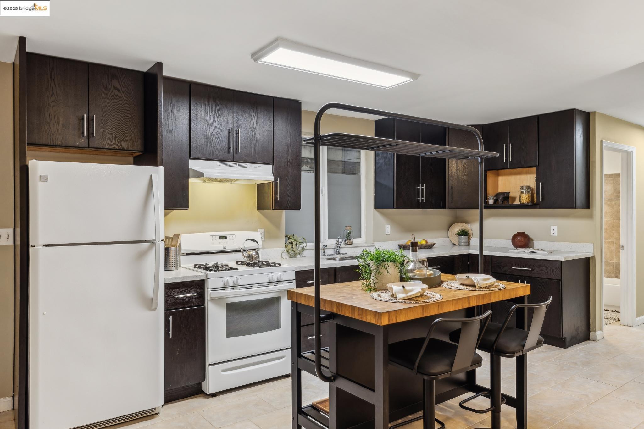 Detail Gallery Image 6 of 31 For 621 Fallon St, Oakland,  CA 94607 - – Beds | – Baths