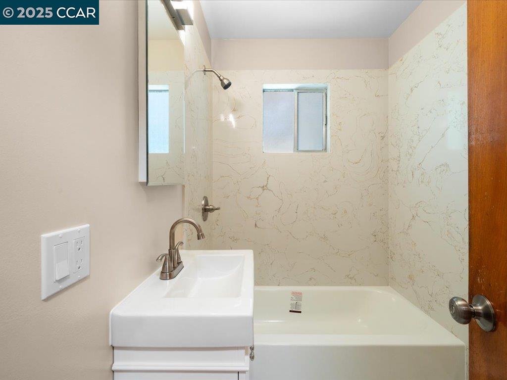 Detail Gallery Image 11 of 21 For 221 Green St, Martinez,  CA 94553 - – Beds | – Baths