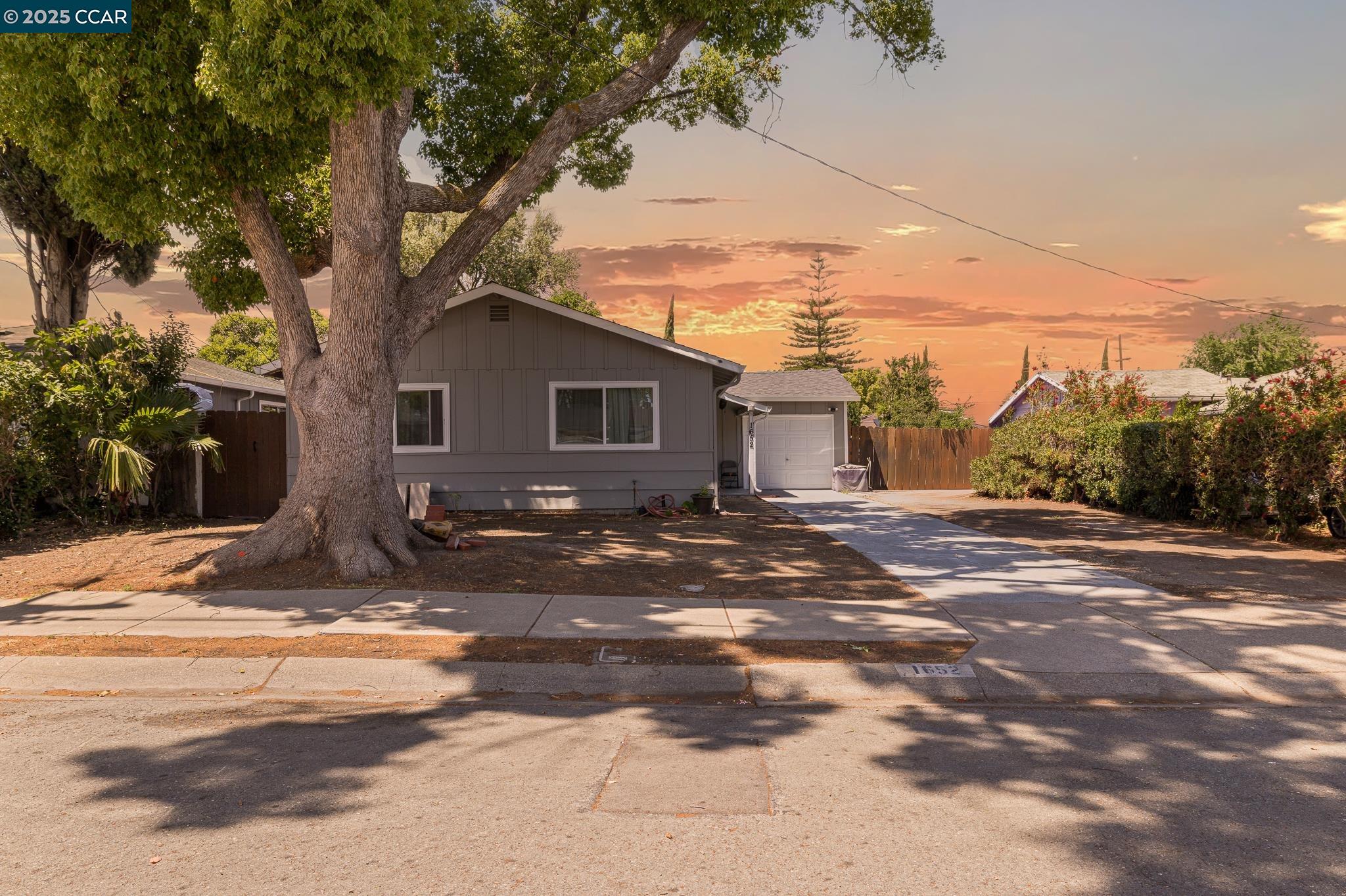 Detail Gallery Image 1 of 23 For 1652 Deems St, Pittsburg,  CA 94565 - 3 Beds | 1 Baths