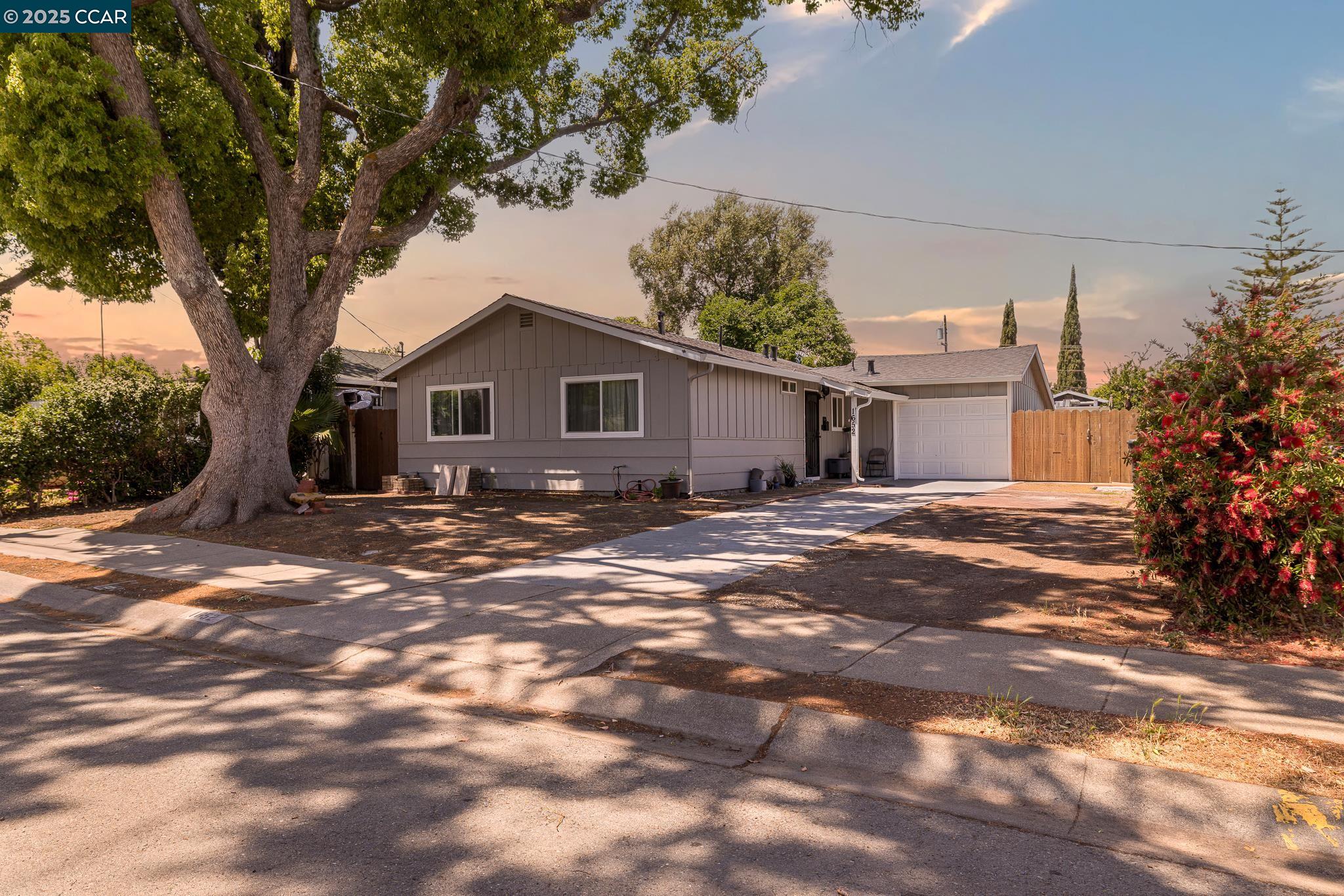 Detail Gallery Image 2 of 23 For 1652 Deems St, Pittsburg,  CA 94565 - 3 Beds | 1 Baths